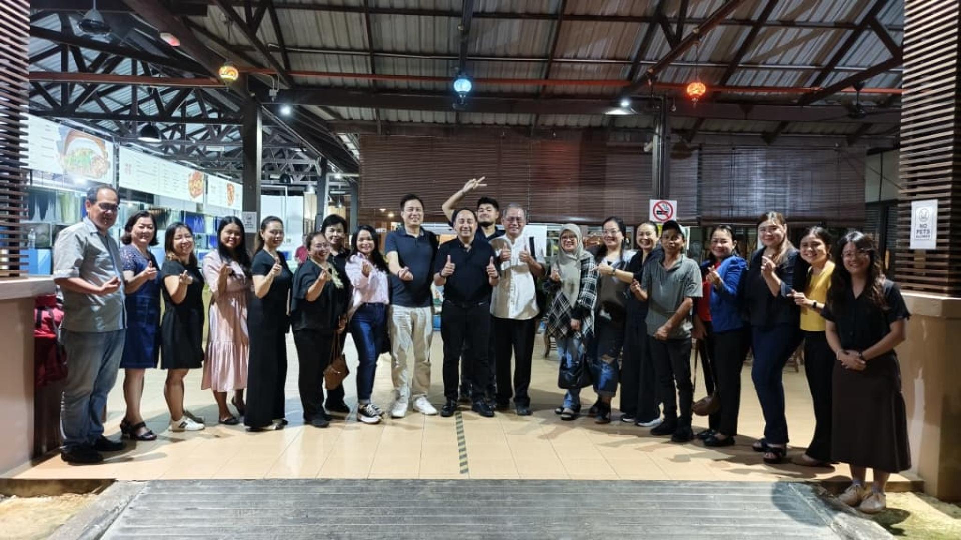 国油砂拉越资产部高级总经理沙比里立端（左10）、 国油公司砂拉越媒体与传播关系经理珍妮特博尼法斯巴劳（左8）、北砂新闻从业员协会会长蔡传晋（左9）与理事成员及多家报馆负责人等合影。