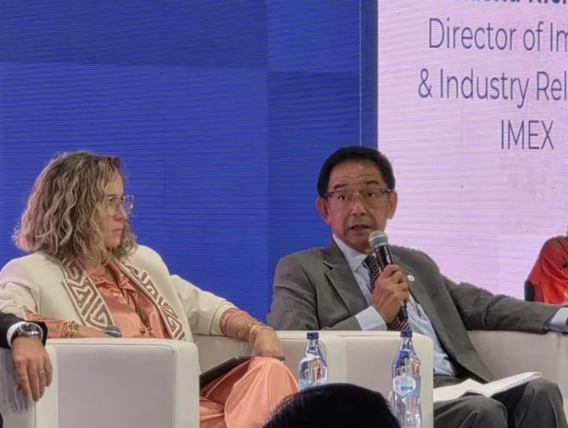 阿都卡林（右）于2025年11月10日在葡萄牙波尔图第63届ICCA大会对话环节发表演讲。