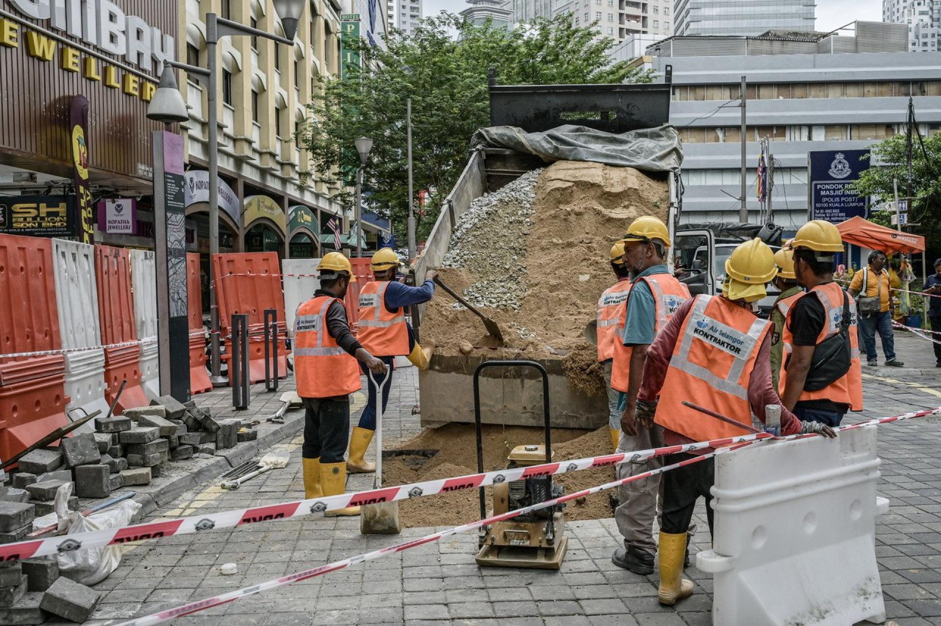 发生路陷的印度清真寺路的修复工作已完成。