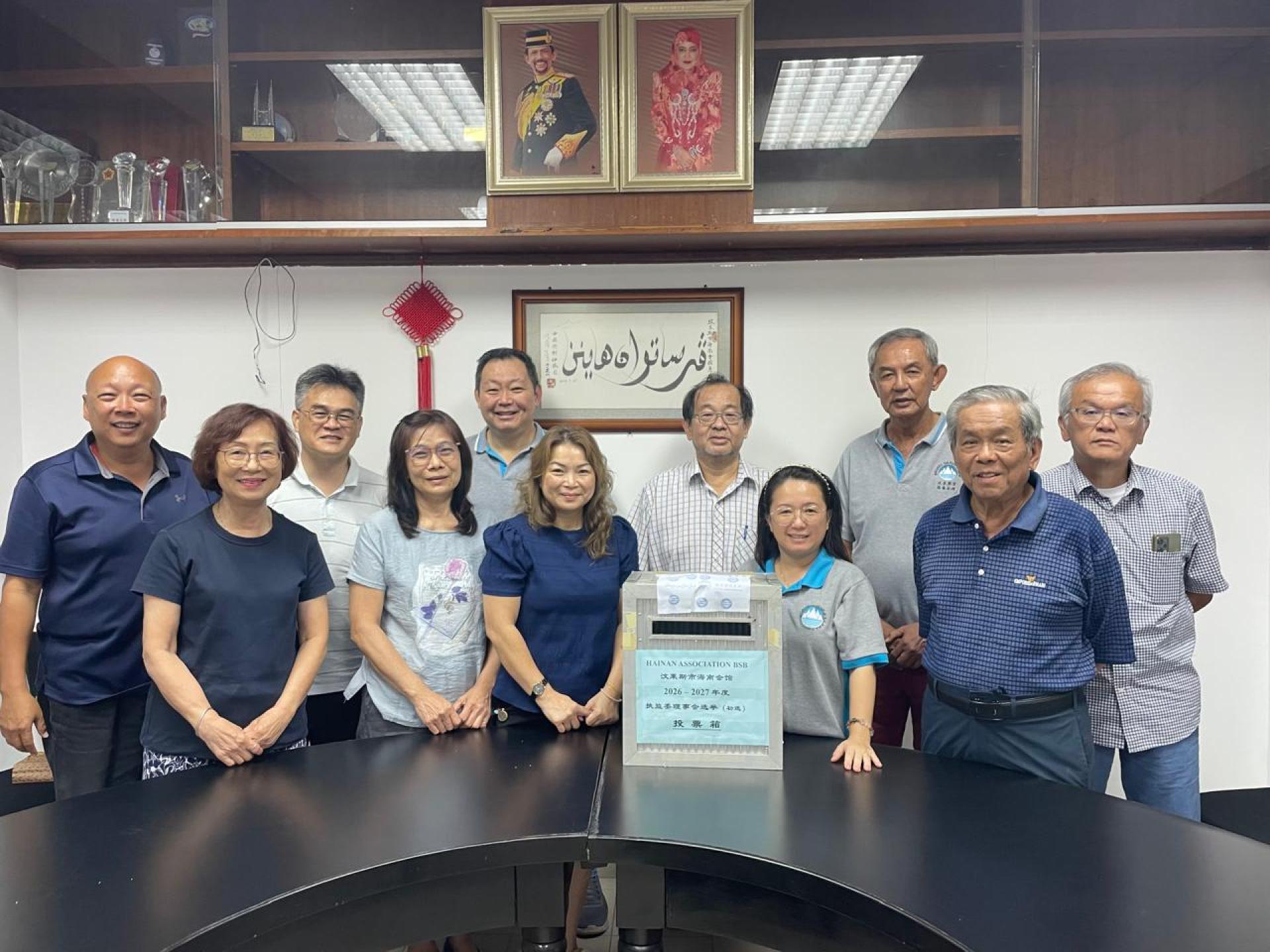 选委会成员在开票前合影