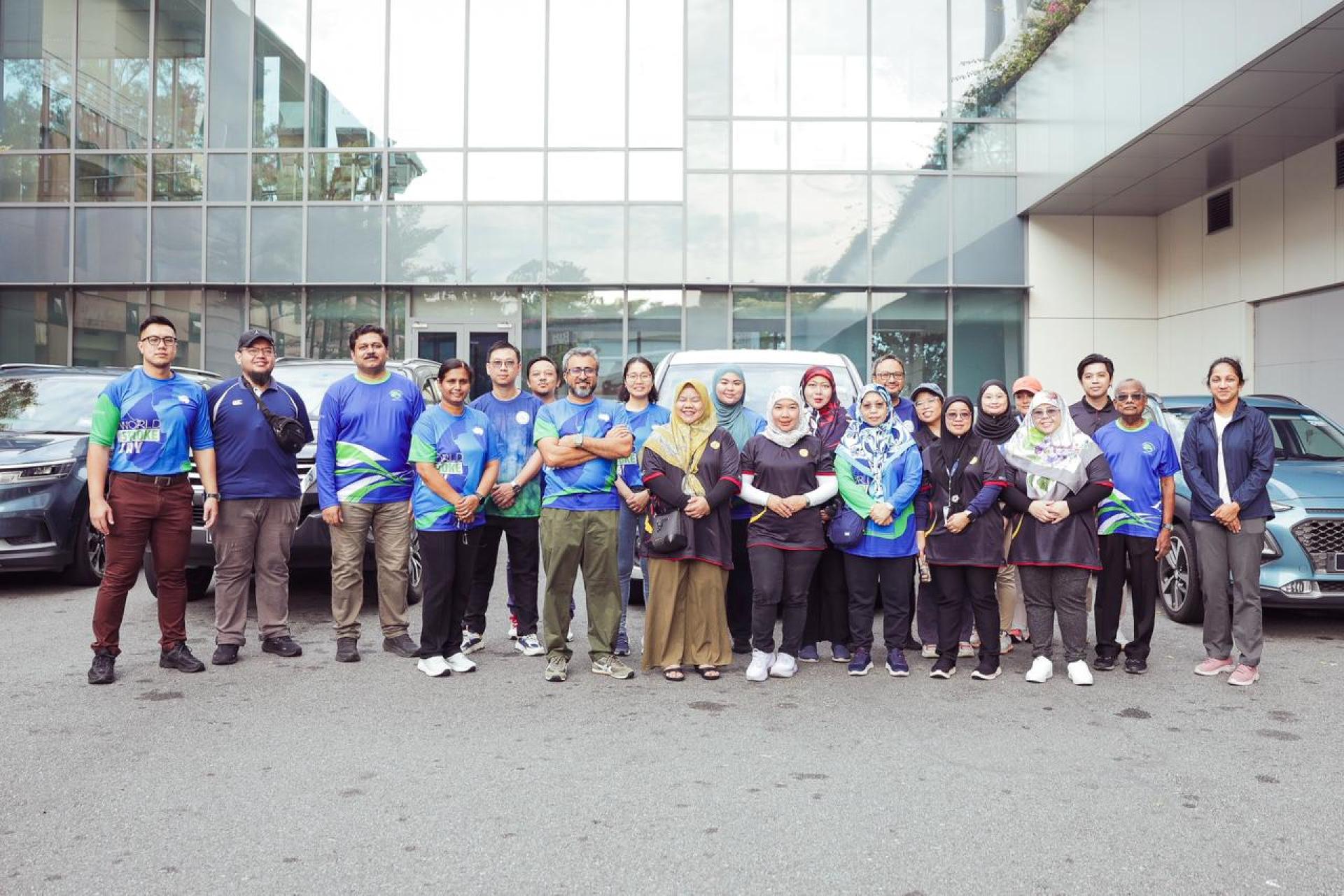 志愿者 在捐赠出发前合影