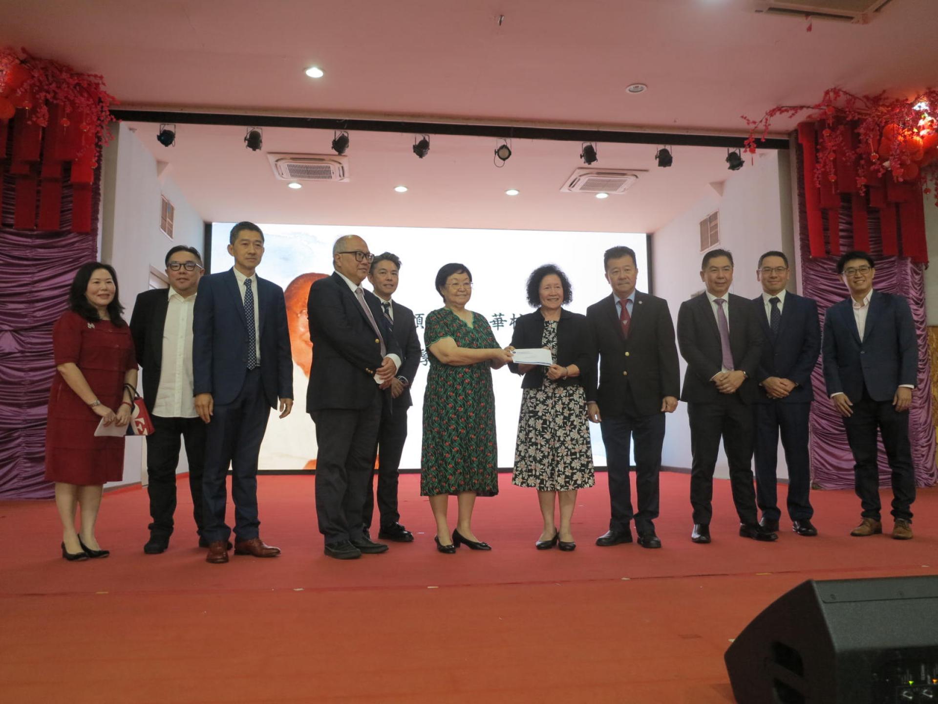 林玉美颁发全汶华校建设基金暨学优清寒奖助学金予汶中校长许月兰。