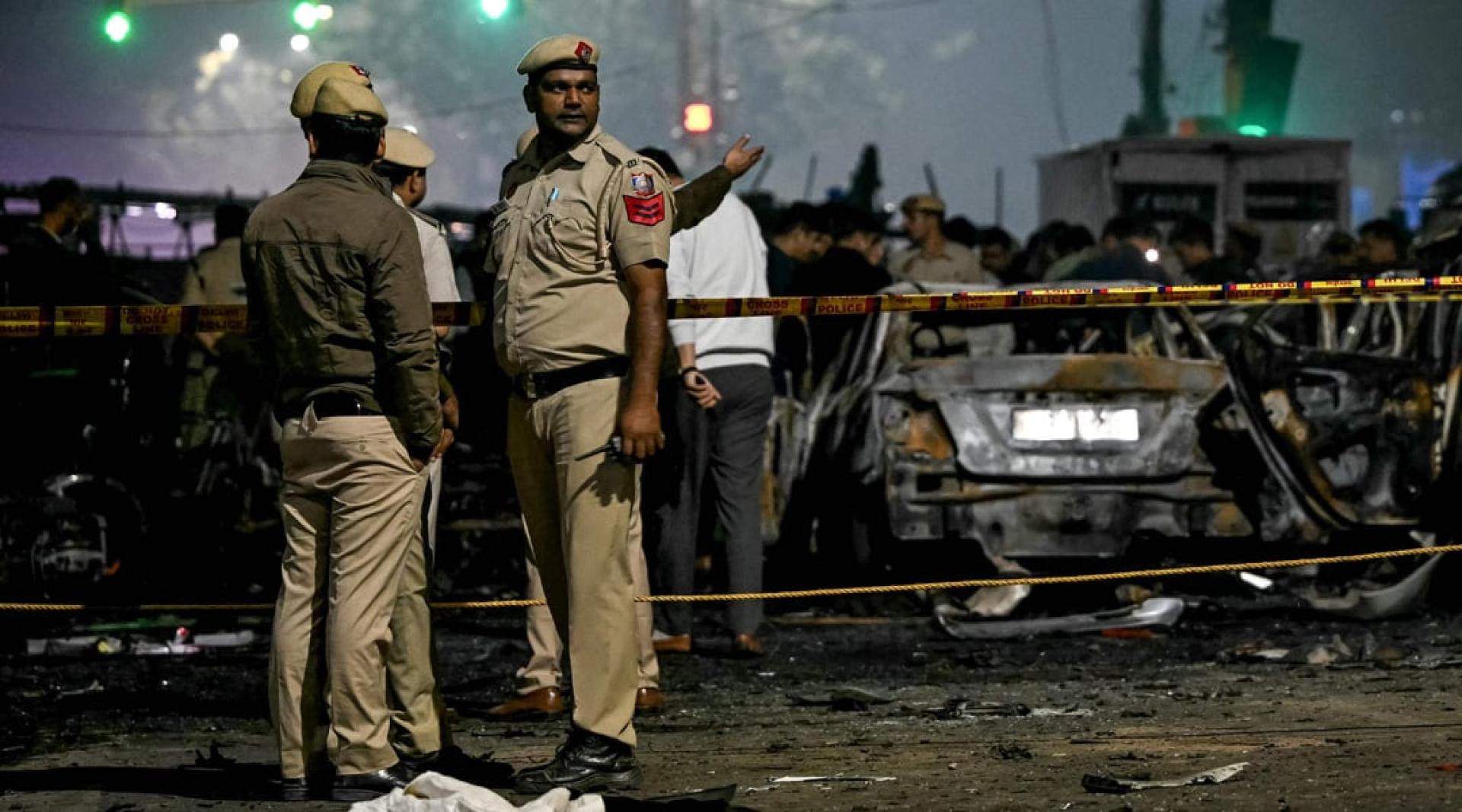 警方在爆炸现场展开调查。