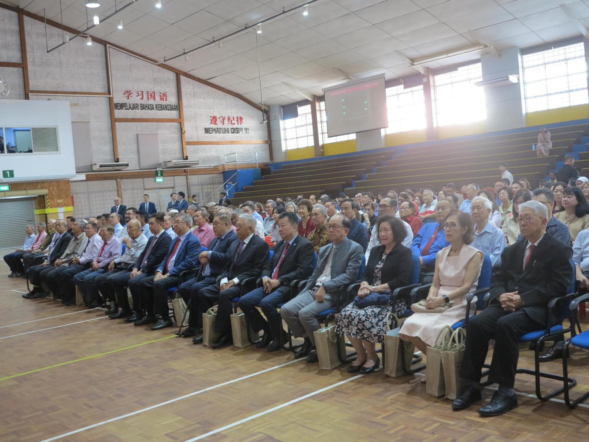 汶中董事长杨德振与出席嘉宾合影