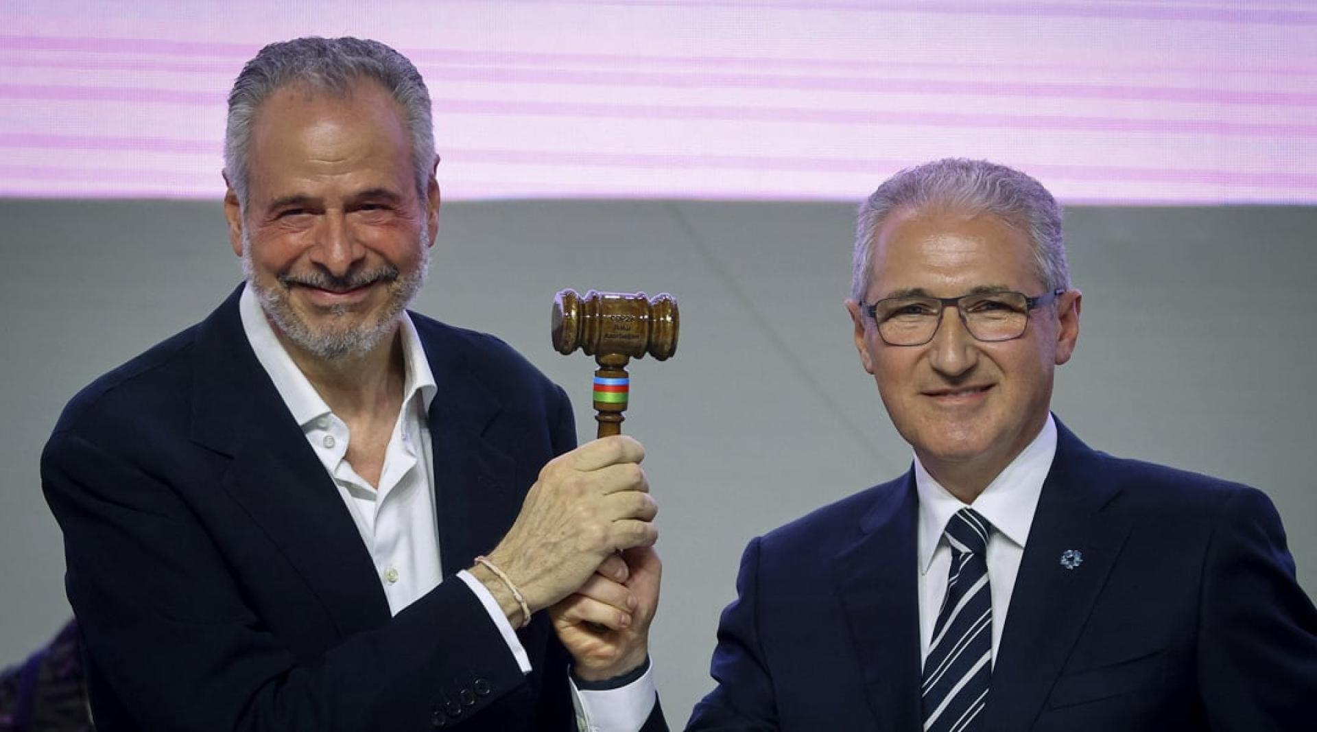 上届大会主席巴巴耶夫（右）宣布由多拉戈担任本届大会主席。