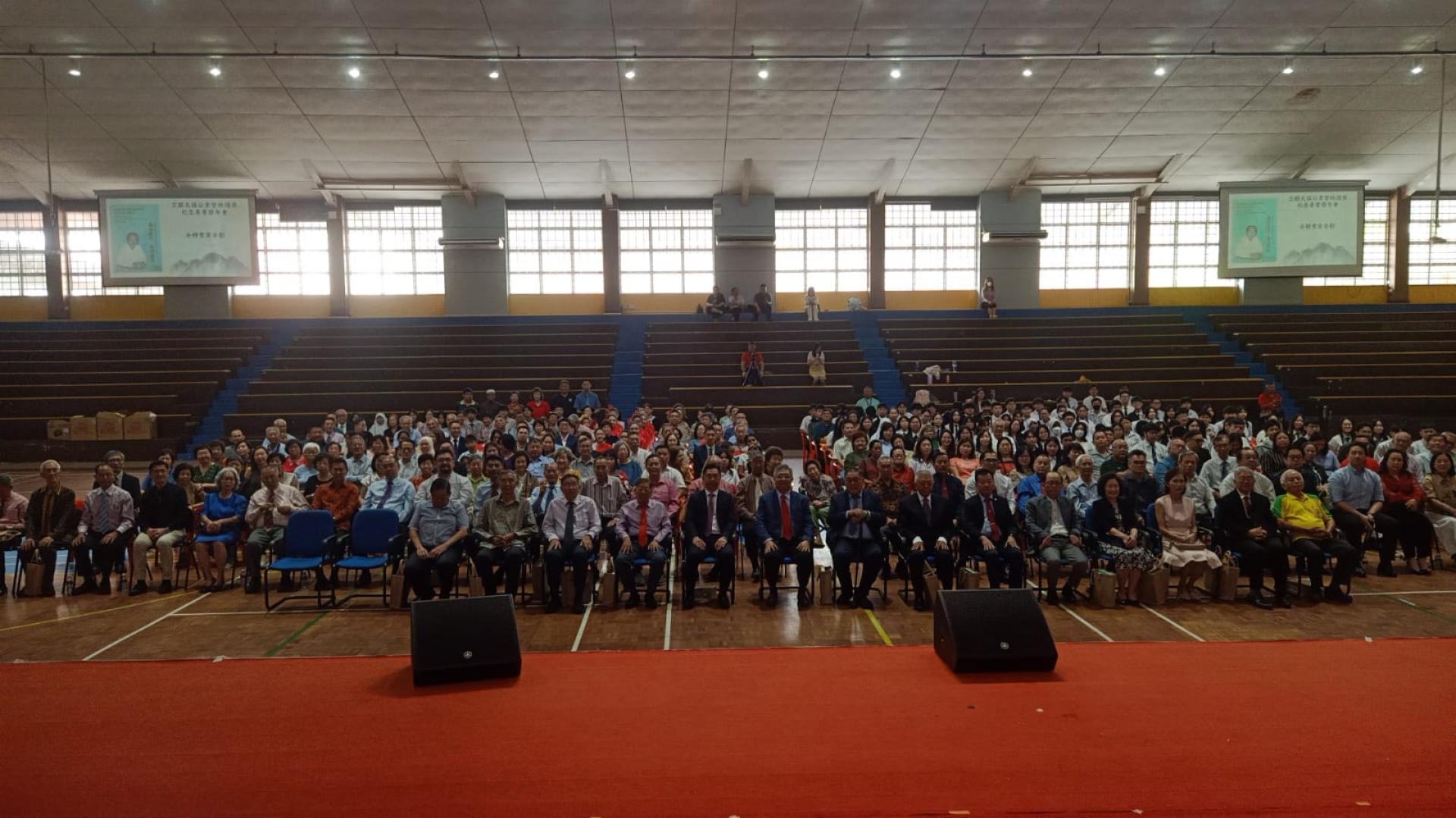 出席丕显天猛公拿督林德甫、拿汀洪梅治全汶华校建设基金暨学优清寒奖助学金颁发典礼暨丕显天猛公拿督林德甫纪念专书发布会者合影