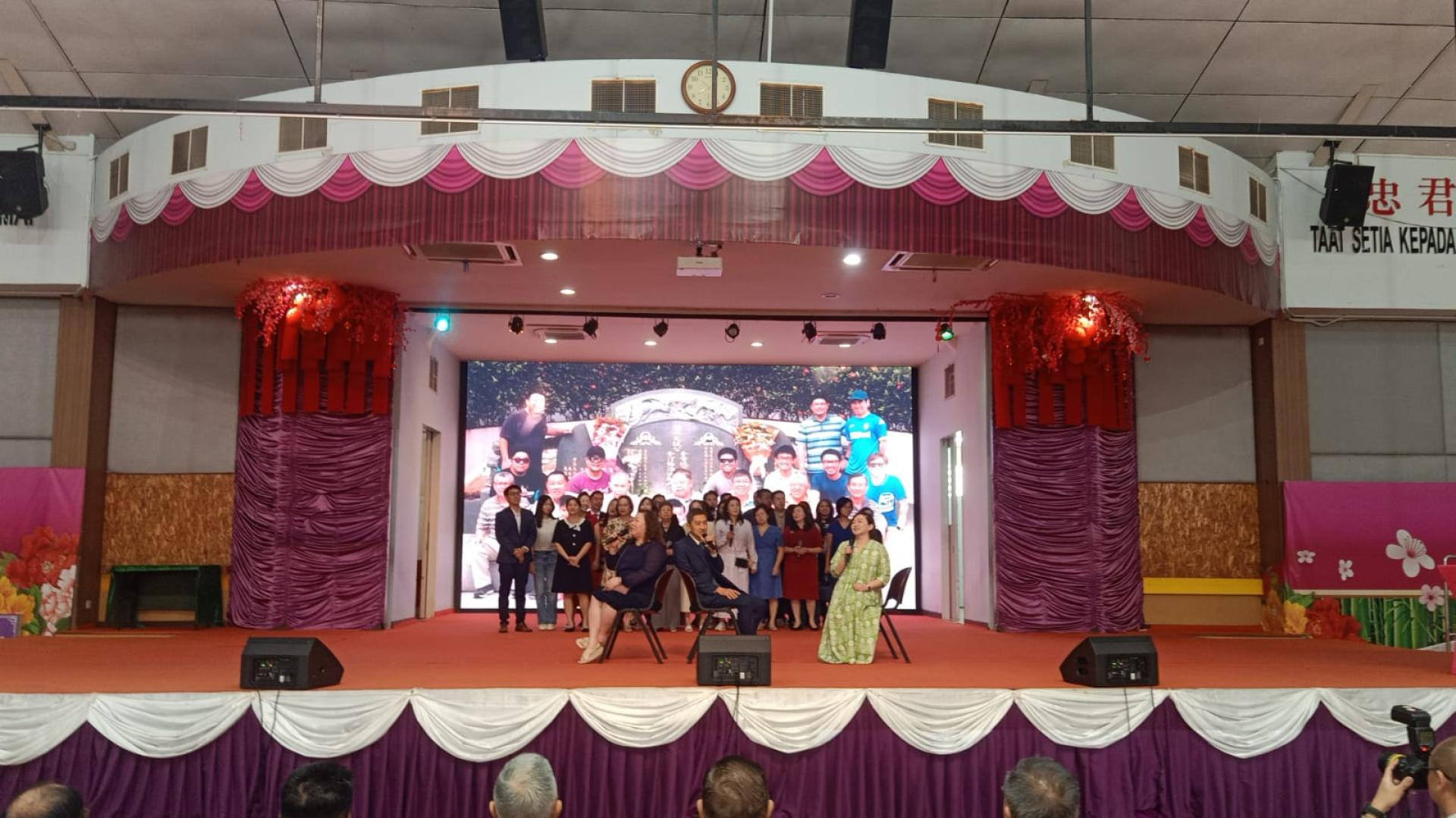 林氏家属献唱感人的歌曲:感恩的心