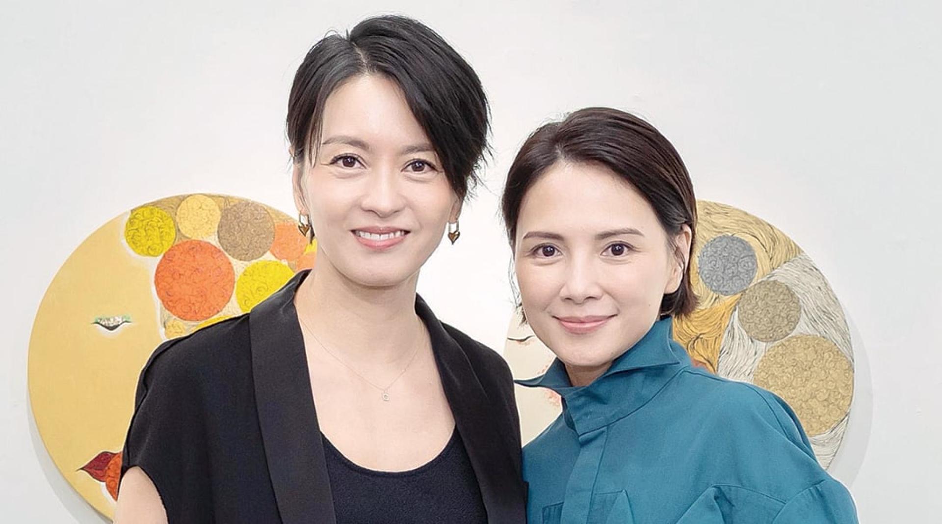 李心洁（右）开画展，梁咏琪到场力挺。