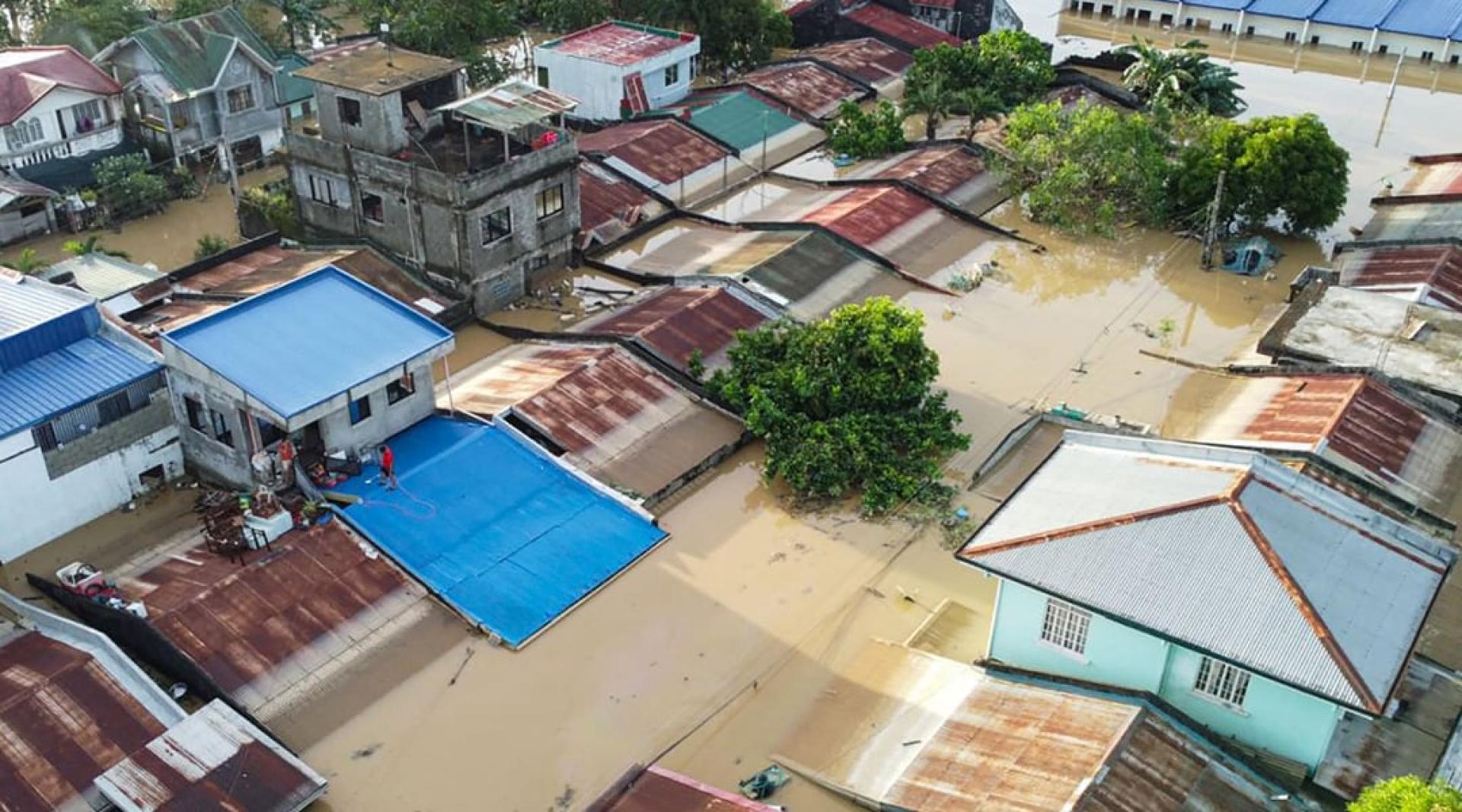 在马尼拉以北的伊拉甘市，“凤凰”带来的大量雨水近淹没房屋，居民被迫逃到屋顶避难。