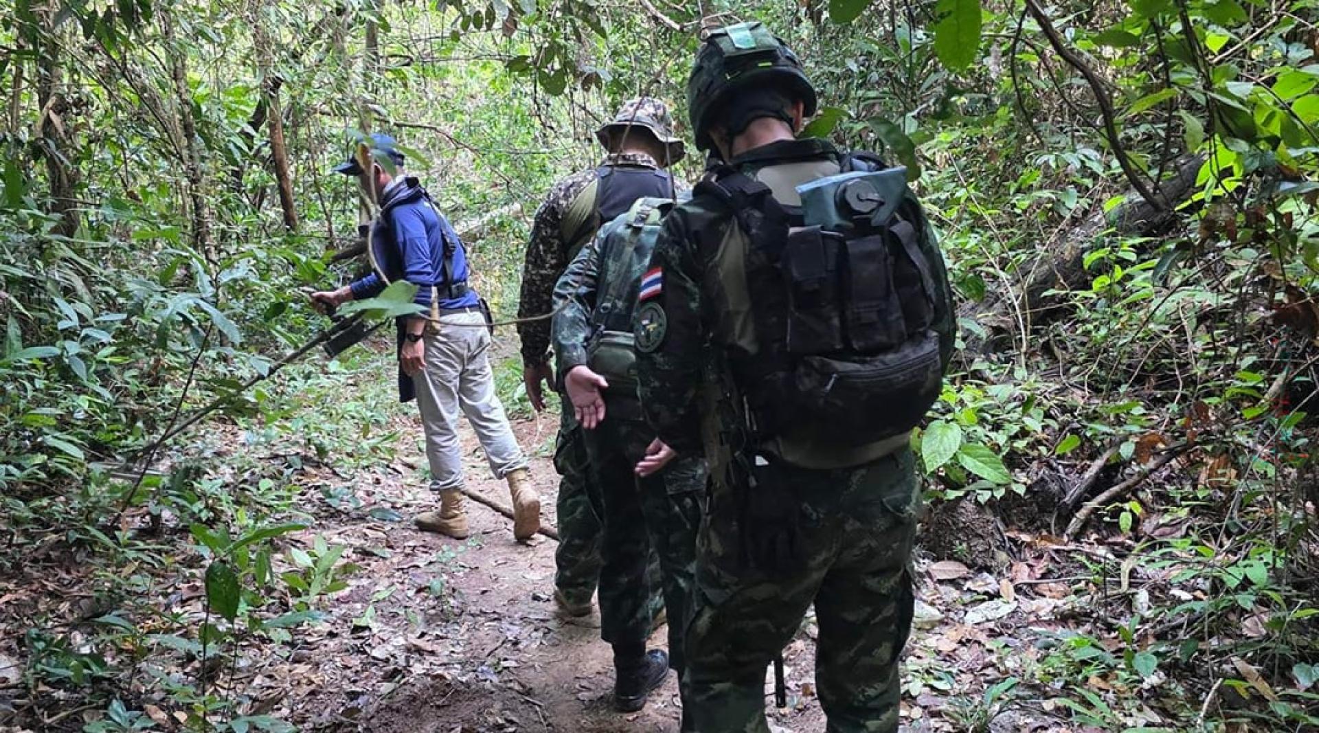 泰国军警10日在四色菊府边境巡逻，搜寻地雷。