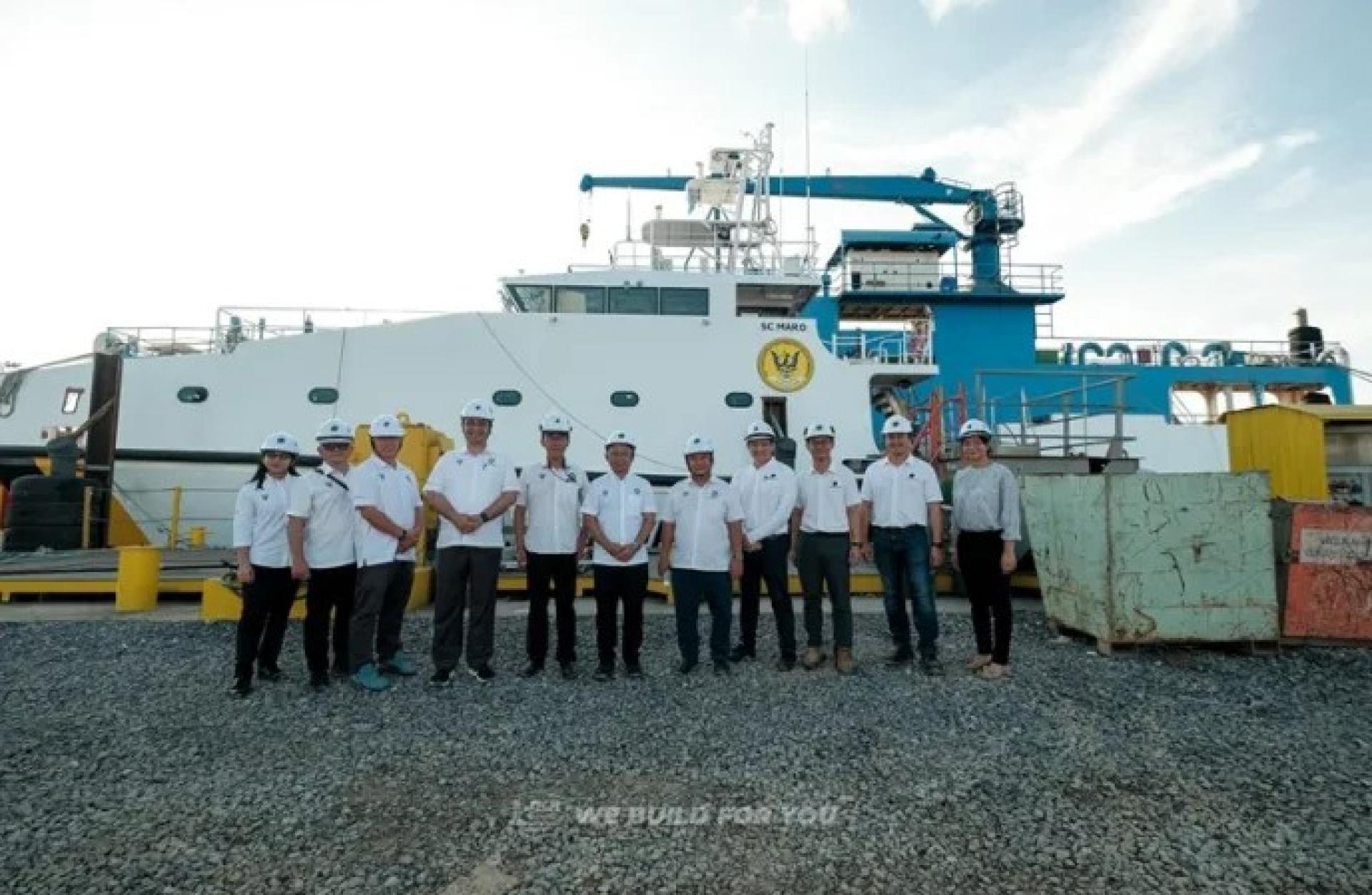 卡西迪（右6）于2025年11月8日巡视砂海岸防卫队3艘巡逻艇的建造进度。