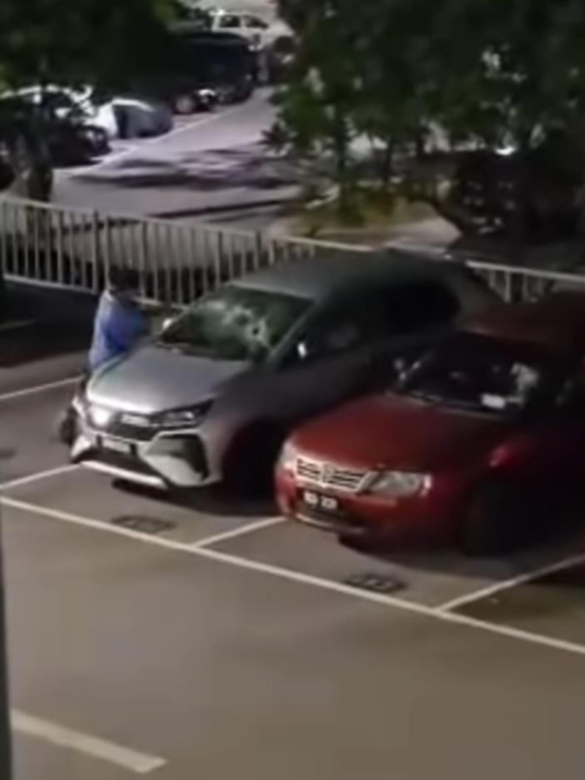 男子朝着镜猛砸。