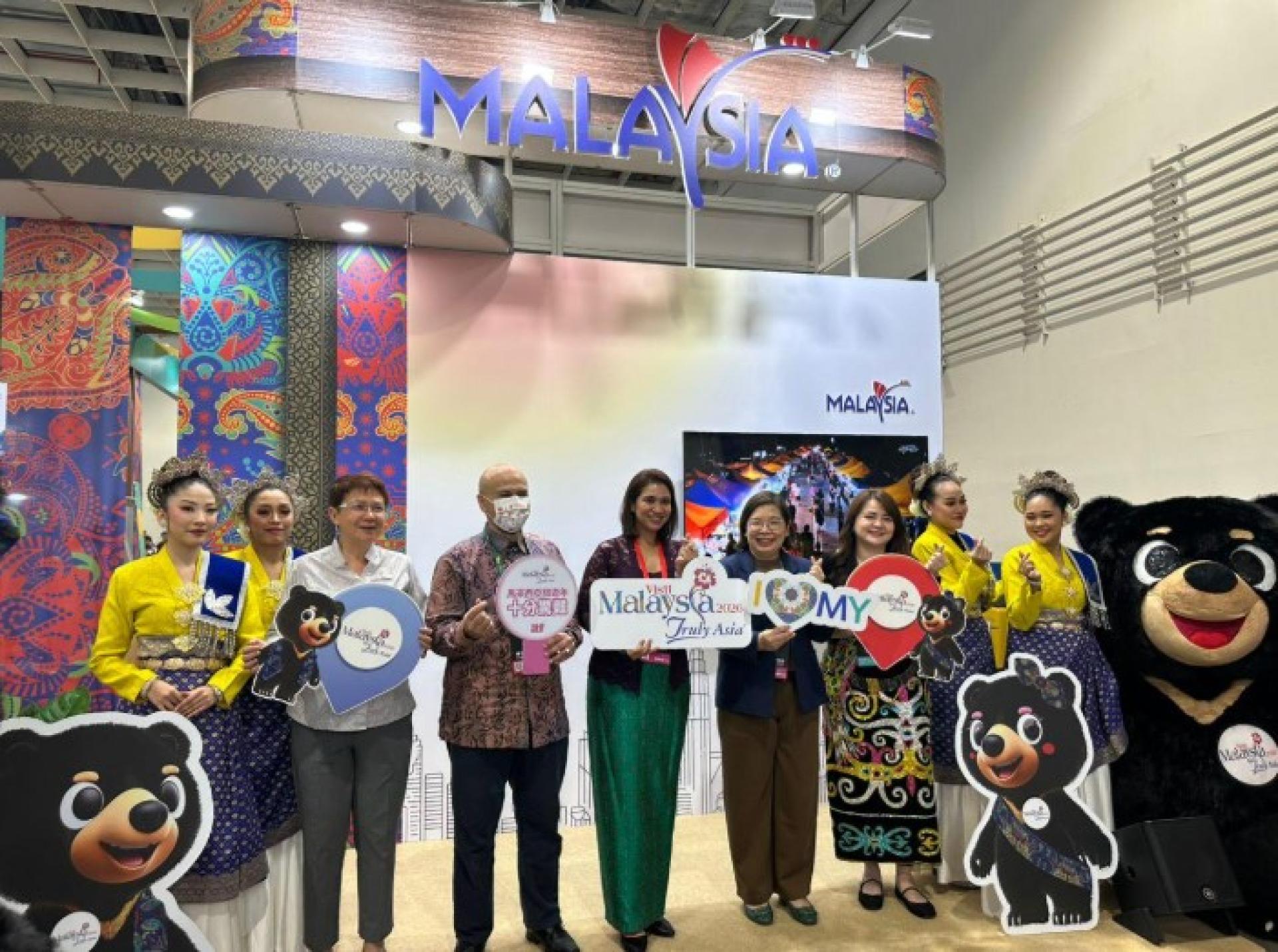 砂拉越旅游局代表与沙巴旅游局代表哈菲兹哈欣、马来西亚友好与贸易中心台北会长阿兹妮法嘉妮，以及雪兰莪旅游局代表共同出席2025年台北国际旅展“马来西亚馆”开幕仪式。