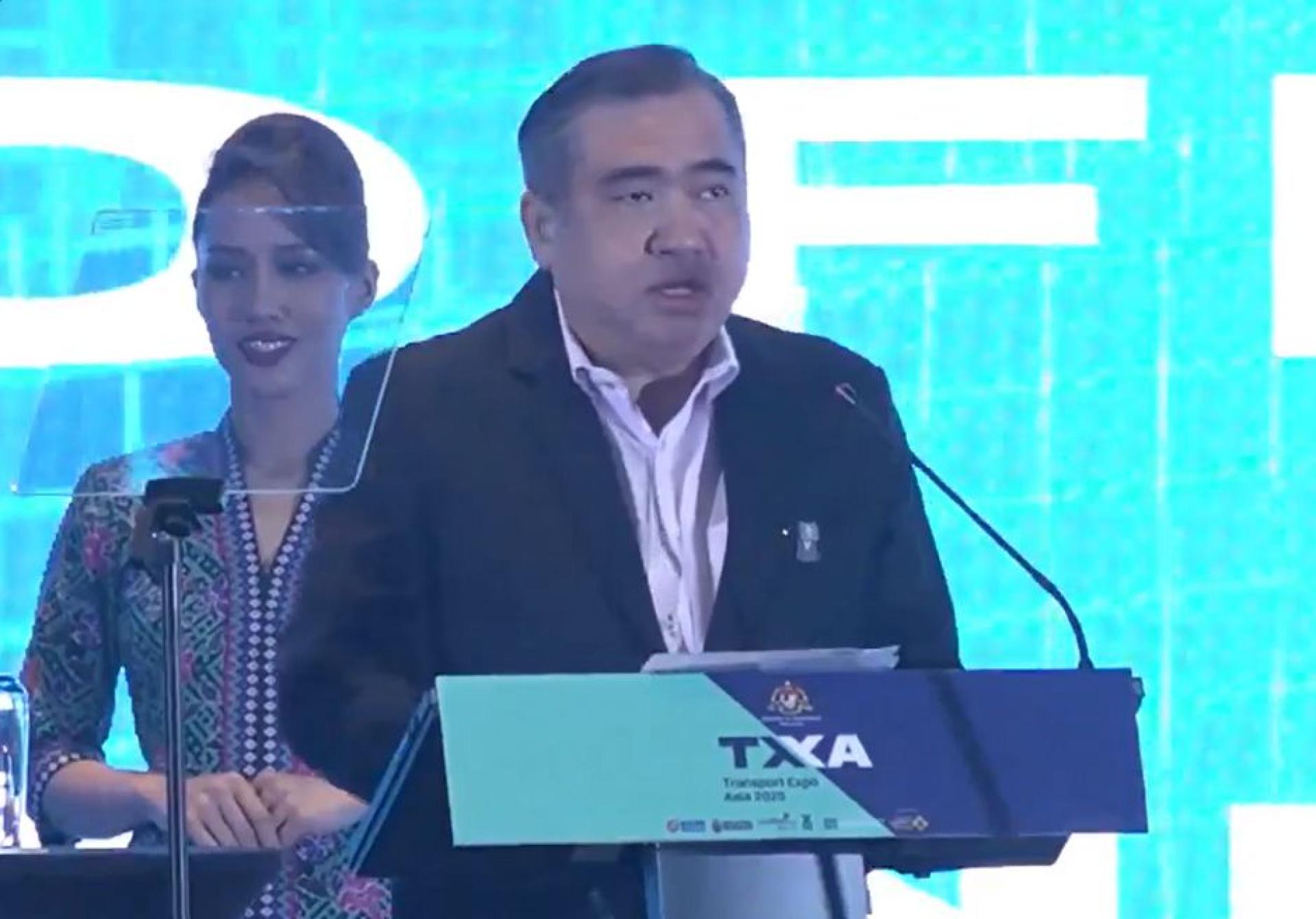 陆兆福：同意Aeroline继续使用万达广场为载客地点，并会评估LaLaport商场成为车站的合适性，若合适也会给予批准作为载客点。