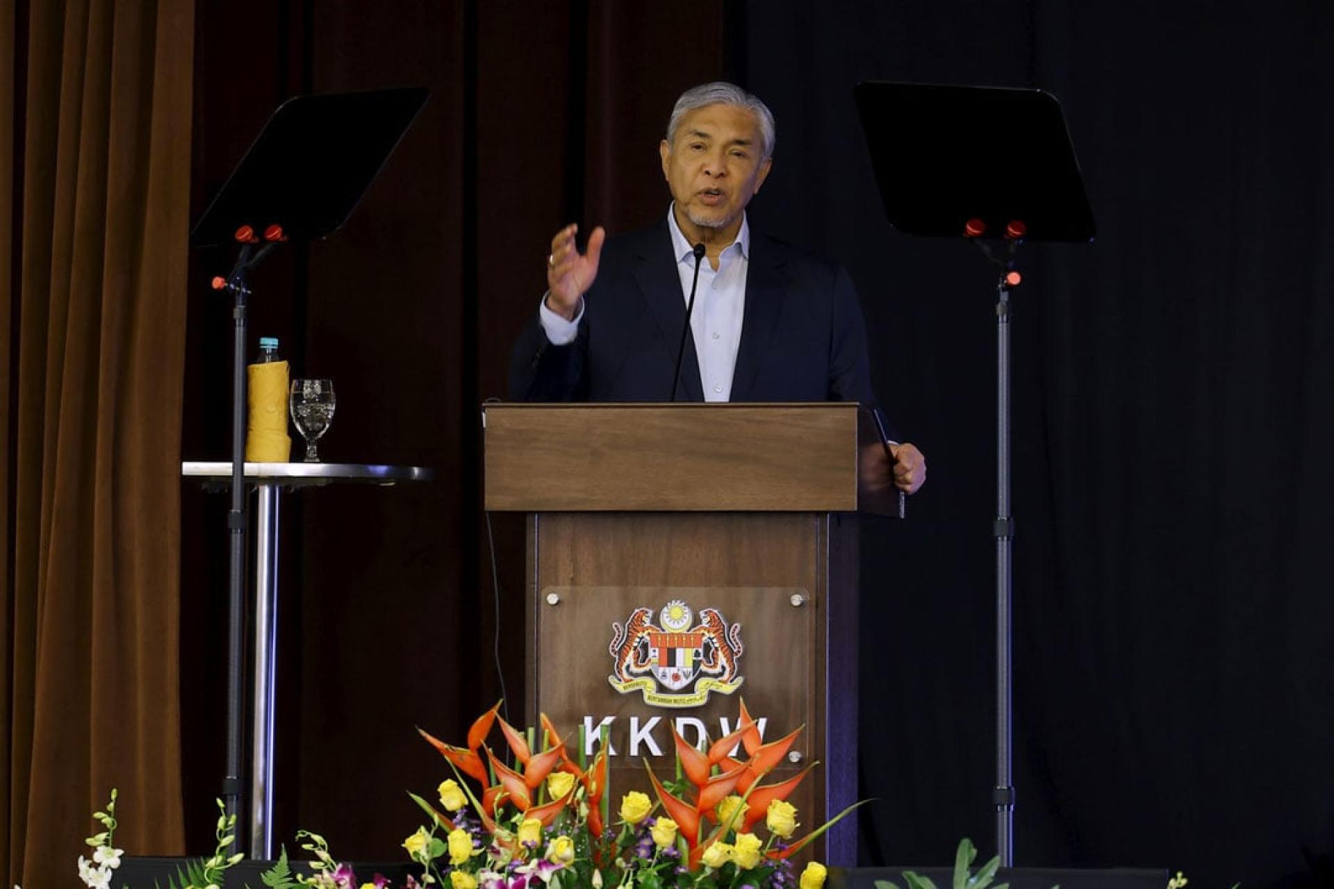 阿末扎希：灌输道路安全意识必须超越传统的讲座和宣传册，走进年轻人聚集的空间，透过各种创新方式提高年轻人的参与度。