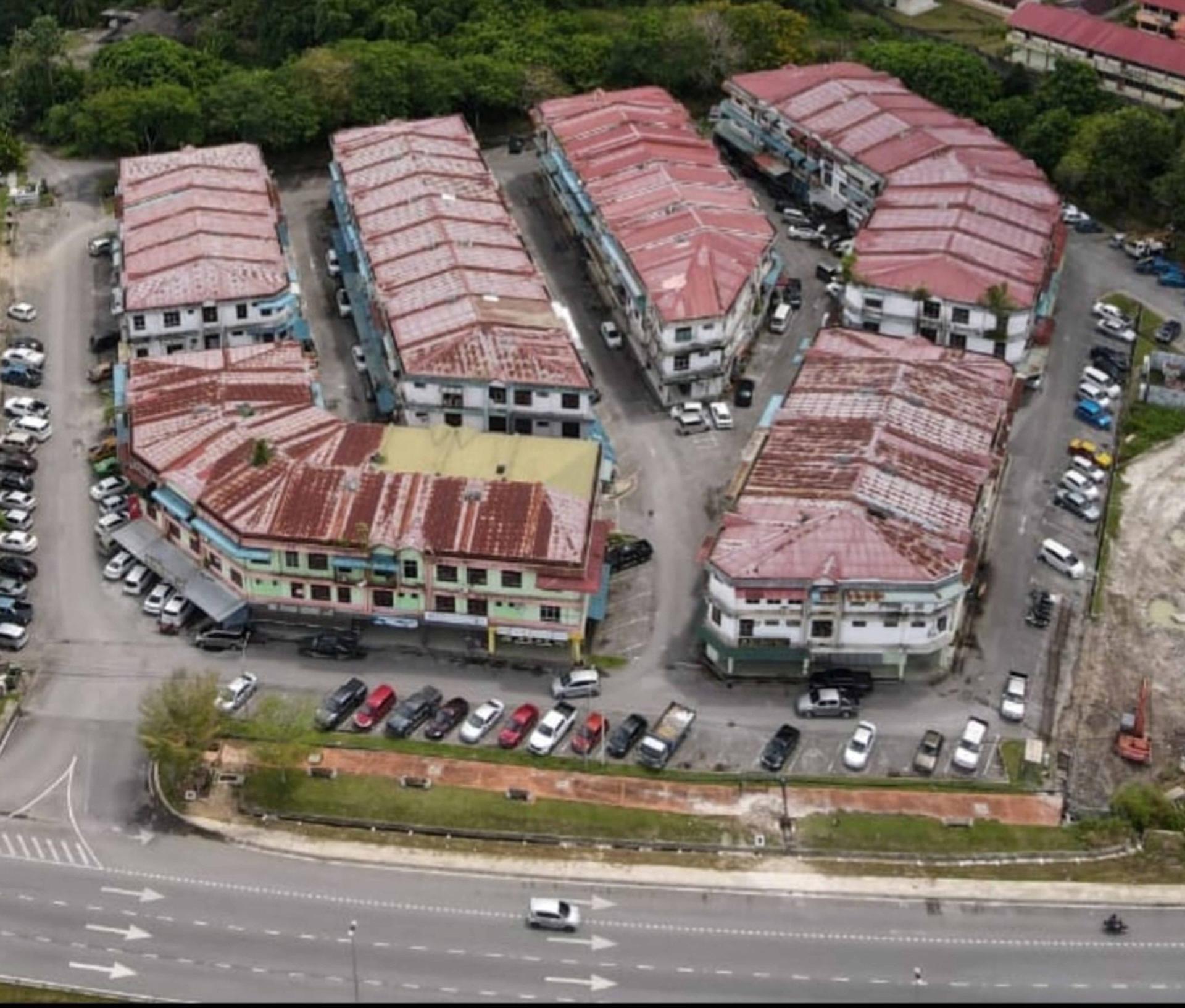 西连荣国商业区拥有逾30年的历史，区内总共拥有6个洛，可能分层地契卻 让业主痴痴等，迄今未有任何消息。(航拍图)