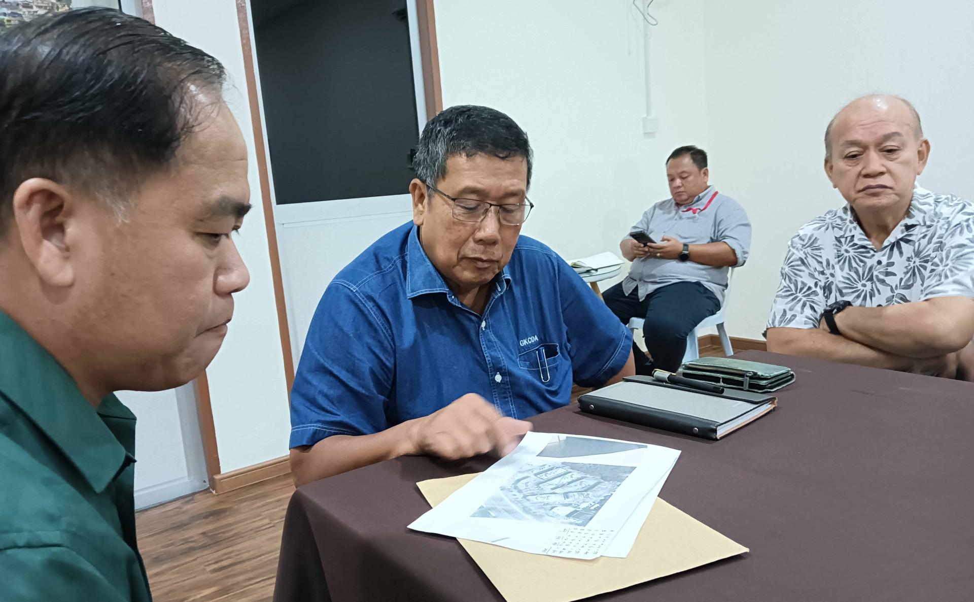 蔡传双向武吉瑟慕查区立法议员约翰伊鲁斯反映西连荣国商业区所面对的问 题，右為本固魯李开喜。