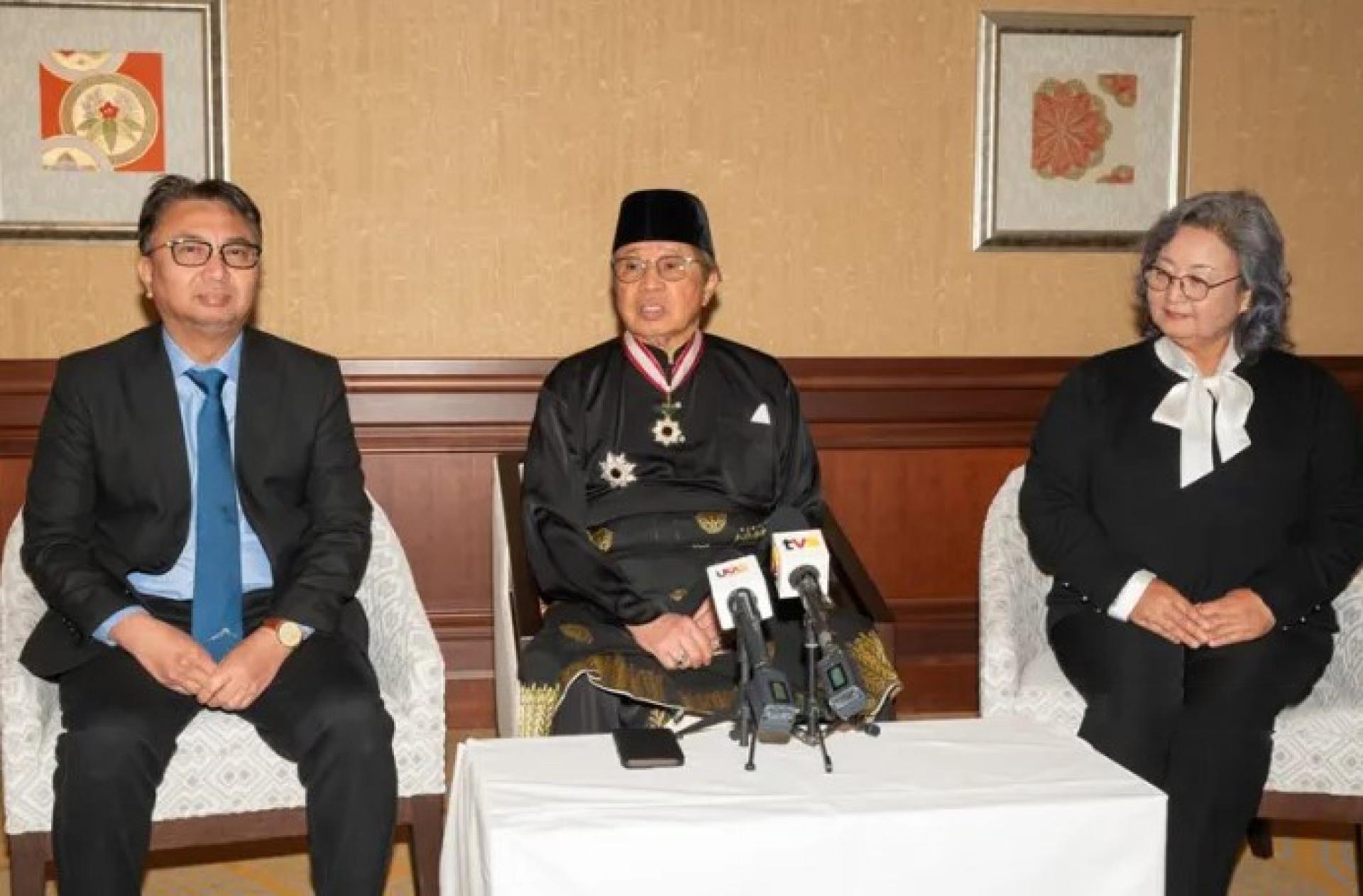 阿邦佐哈里（中）在2025年11月11日于东京皇宫接受日本天皇授予旭日重光章金银星大勋位后，于新闻发布会上向Ukas和TVS发表讲话。