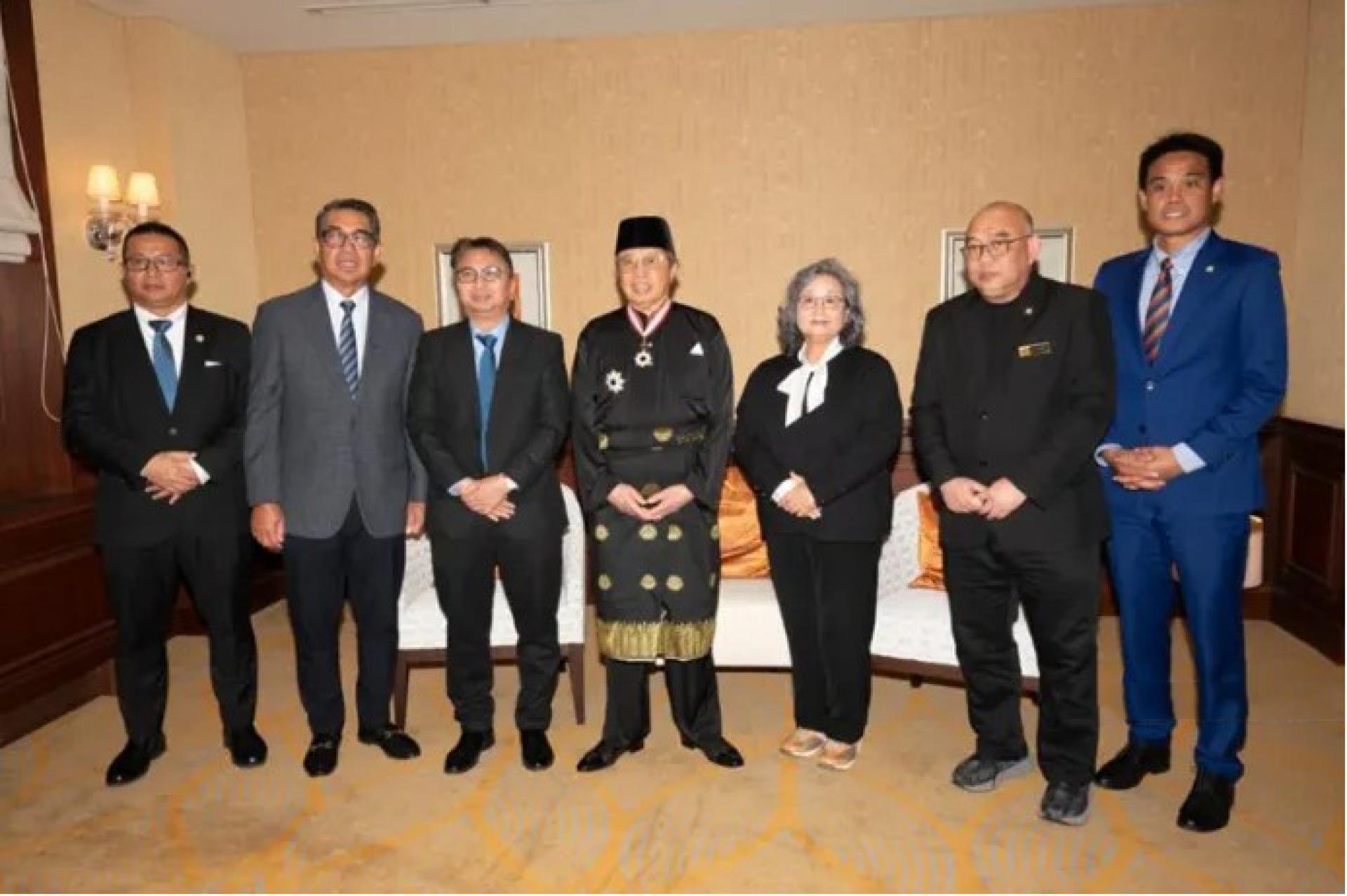 阿邦佐哈里（中）与其他嘉宾合影，于2025年11月11日在东京皇宫接受日本天皇授予旭日重光章金银星大勋位后。