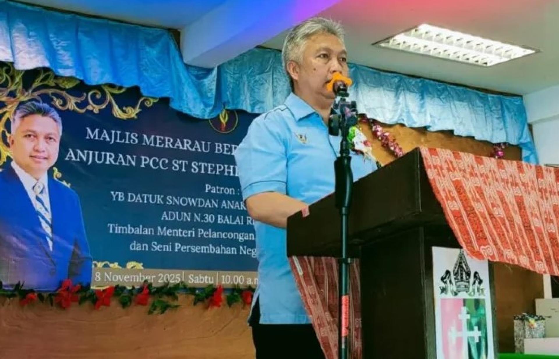 斯诺登在由圣士提反教堂社区举办的“Majlis Merarau”筹款午宴上发表讲话。