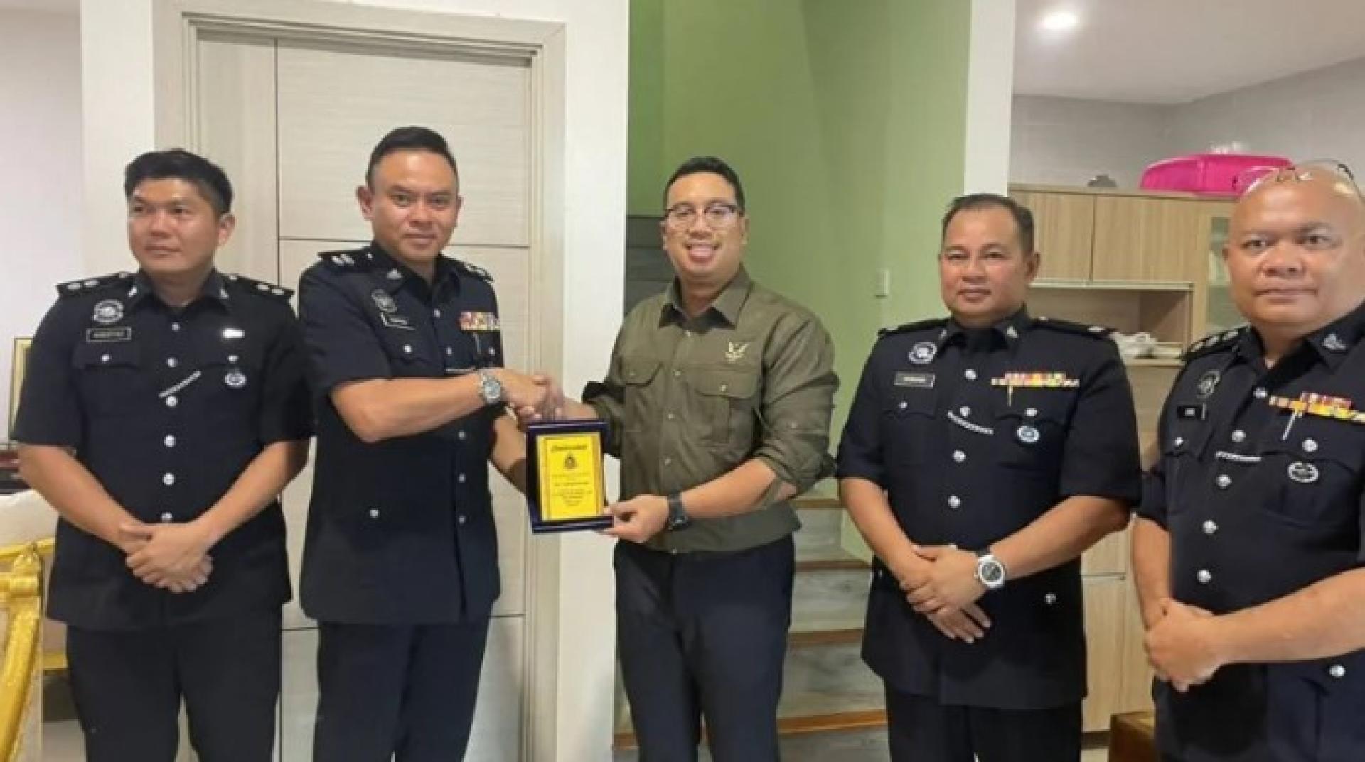 伦乐警区主任苏迪曼卡拉姆警监（右）拜访丹绒拿督区议员阿兹祖安努亚阿迪南（左）。