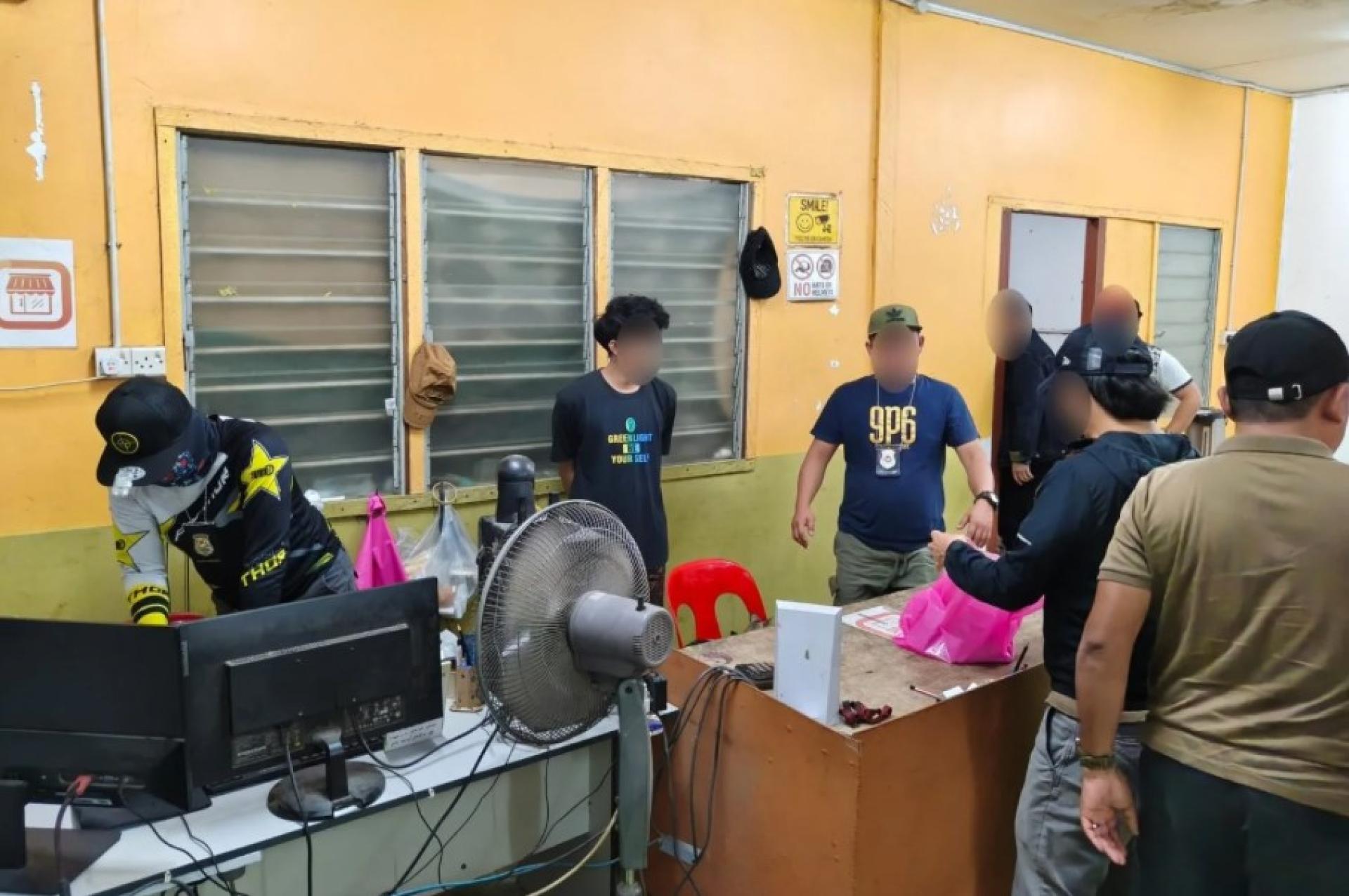 外籍人士被移民执法官员围捕检查。