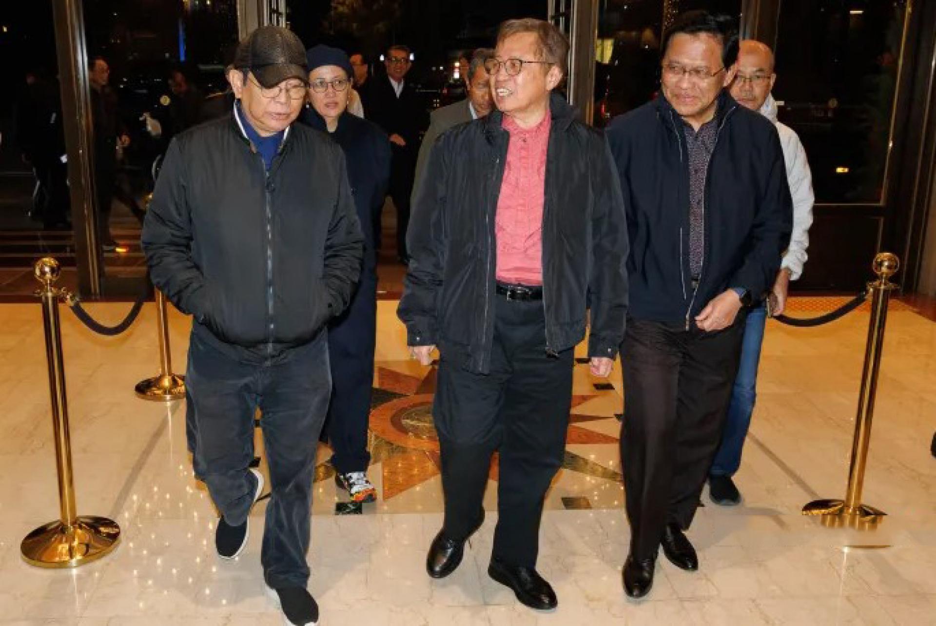 阿邦佐哈里（中）于2025年11月11日抵达韩国首尔进行工作访问。