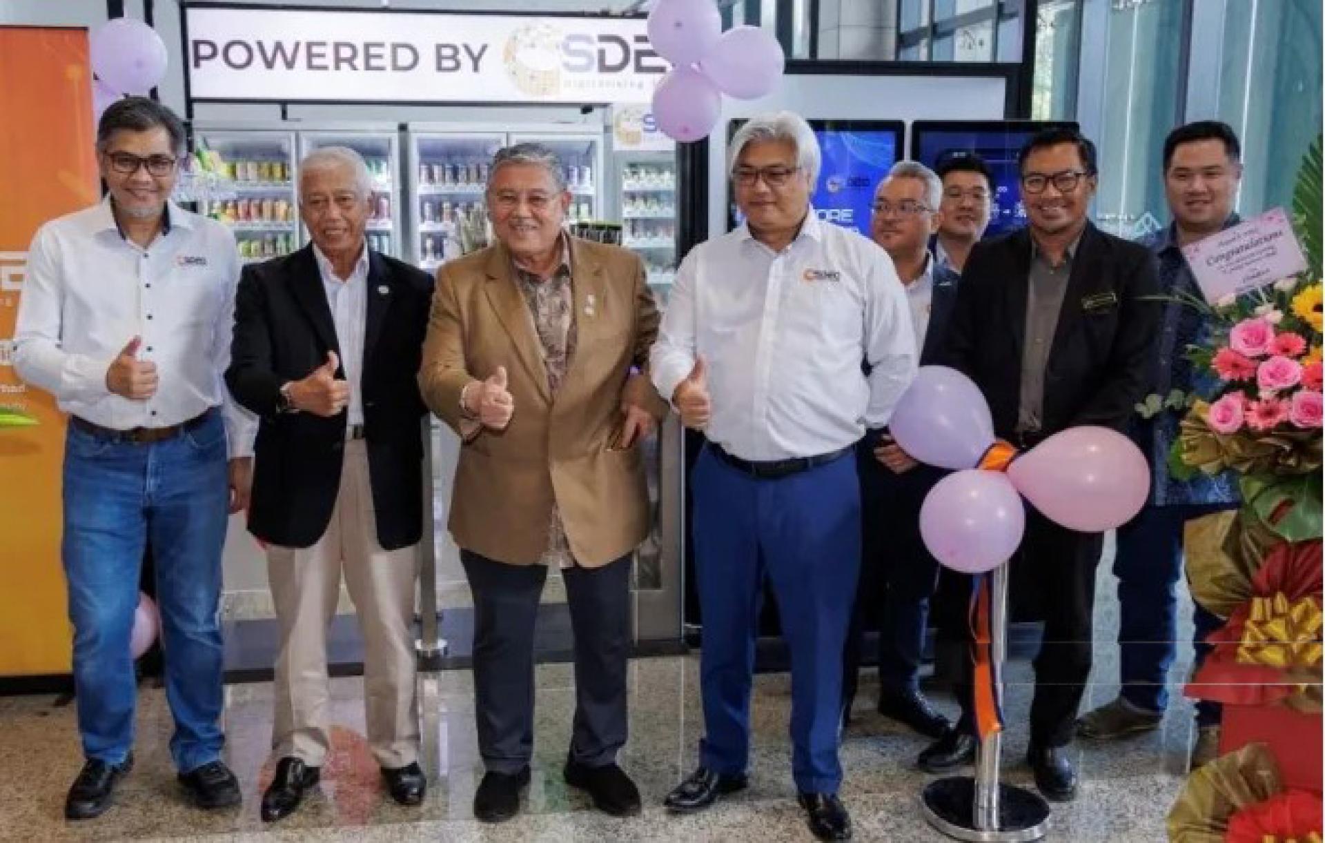 阿邦阿都拉·瓦哈卜（左2）、莫希迪（左3）、苏达尔诺托（左4）及其他人士出席2025年11月12日在Baitulmakmur II举办的E-Mart智能Tap & Go Mart开幕仪式。