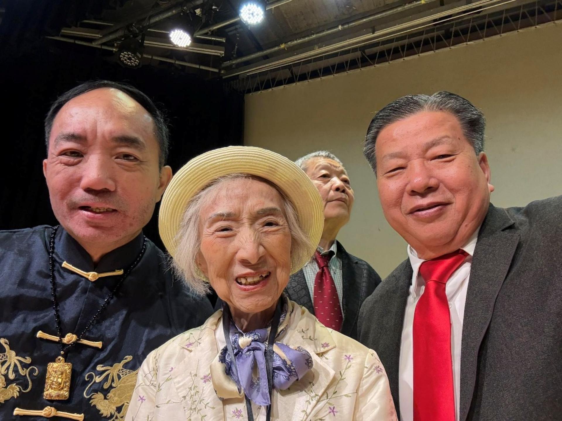 砂医总会长江宗兴（右）与包公第36代世孙包英敏（中）合影；左为世界国际健康管理学会新加坡总会会长朱立信。