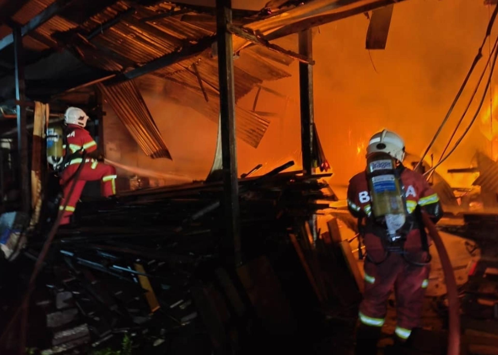 消防员努力灭火。