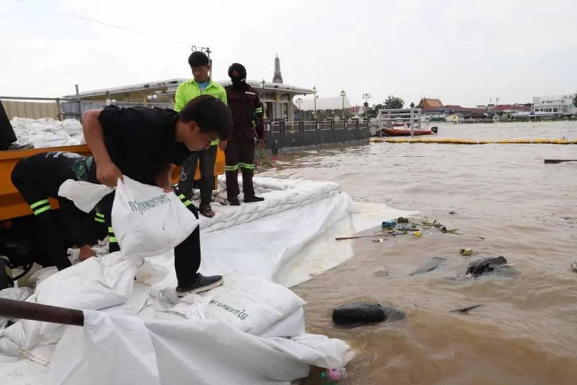 曼谷当局铺设防洪沙袋，以保护居民安全。