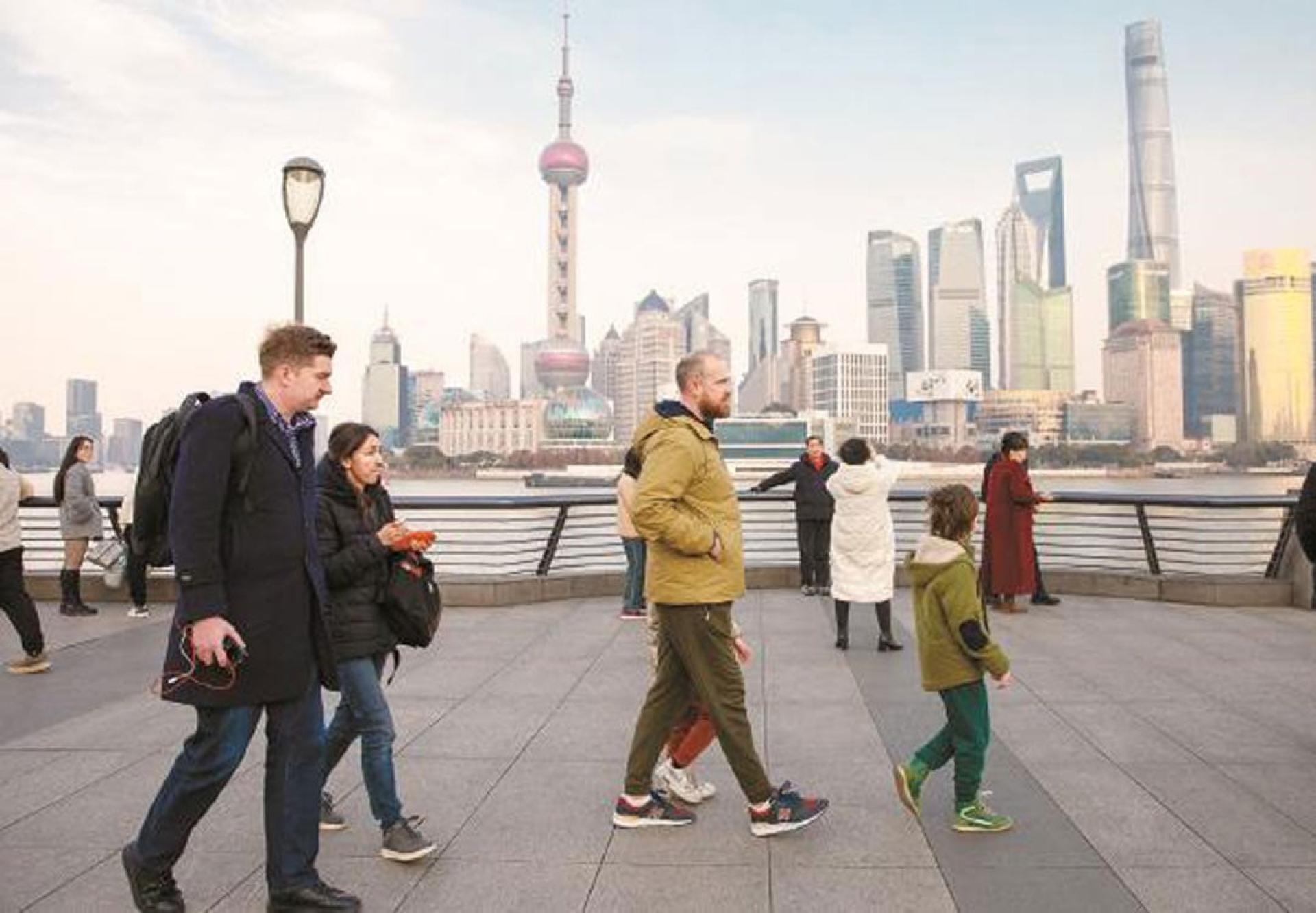 外国游客在逛上海外滩。