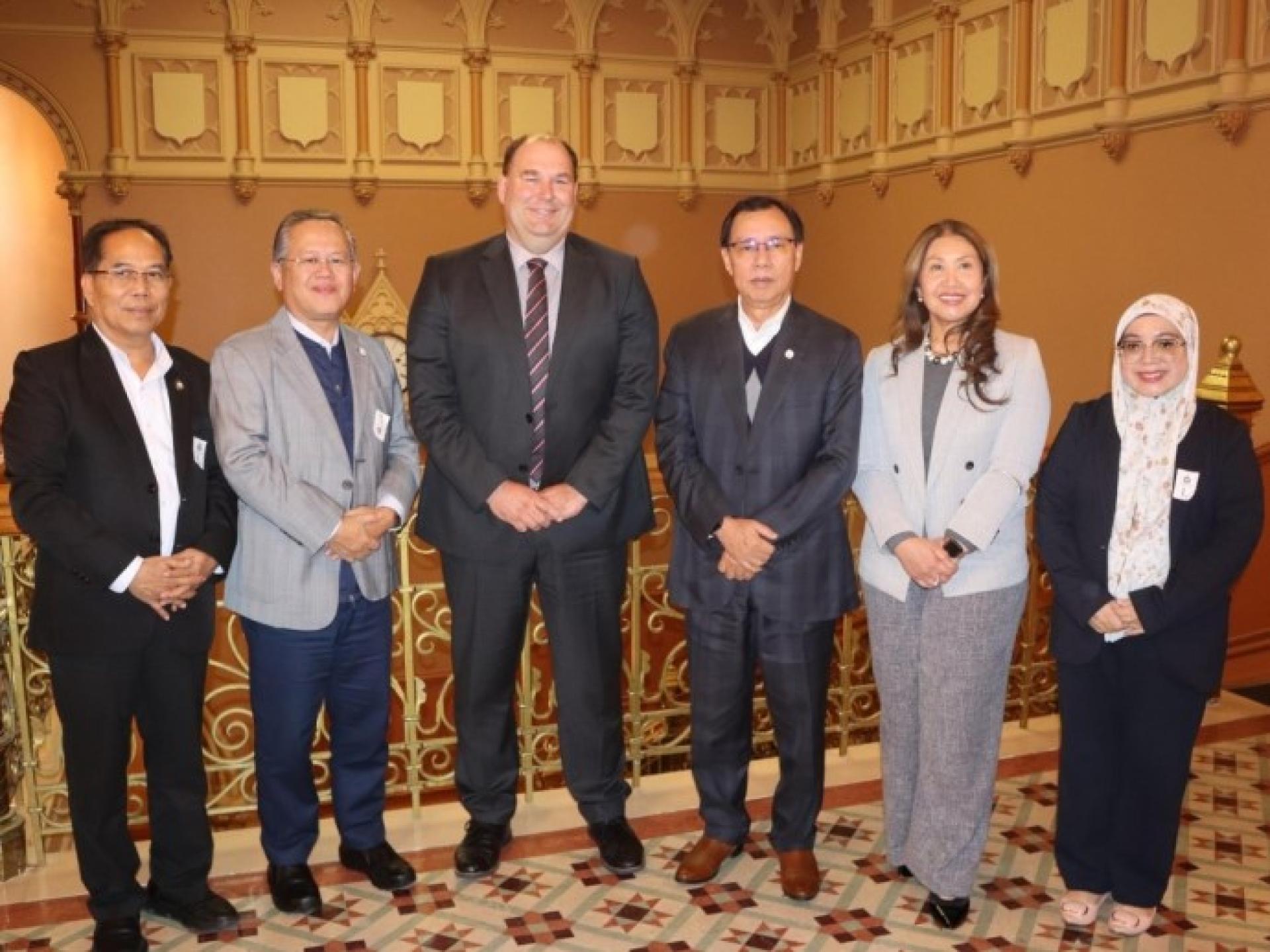 粮食工业、商品与区域发展部长拿督斯里史蒂芬伦迪访问期间，会见了新西兰生物安全与食品安全部长，同时兼任农业副部长（动物福利与技能）及环境副部长安德鲁·霍加德（Andrew Hoggard）。