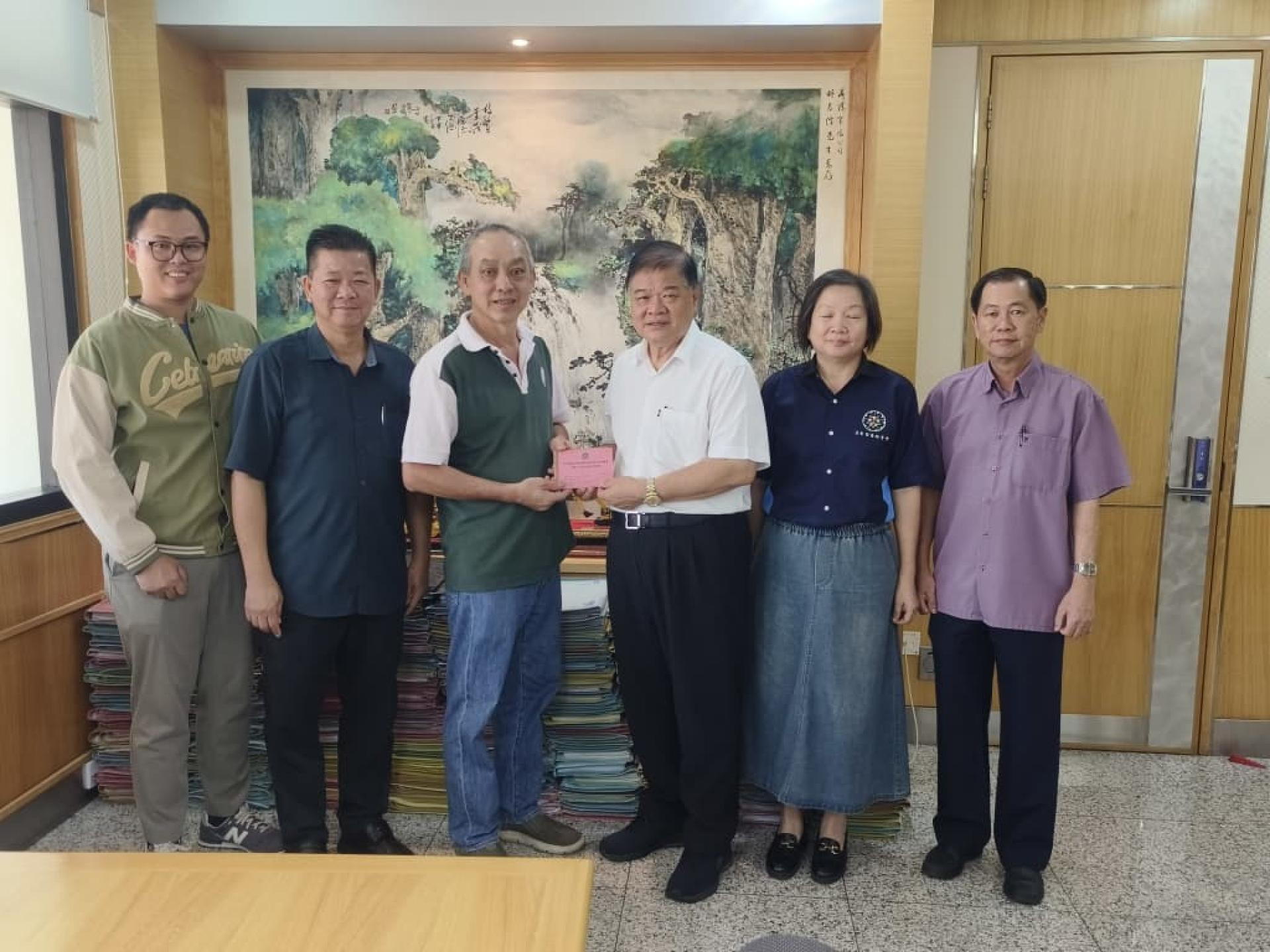 筹备会主席林国台（左3）礼貌拜会后移交邀请函予美里中华总商会理事会长兼美里留台同学会顾问林昌陞（右3）。左起为砂留台同学会总会秘书长江择利、总会长兼大会会长萧特财；右起为砂留台同学会总会财政黄汉光、筹备会秘书黄云晶。