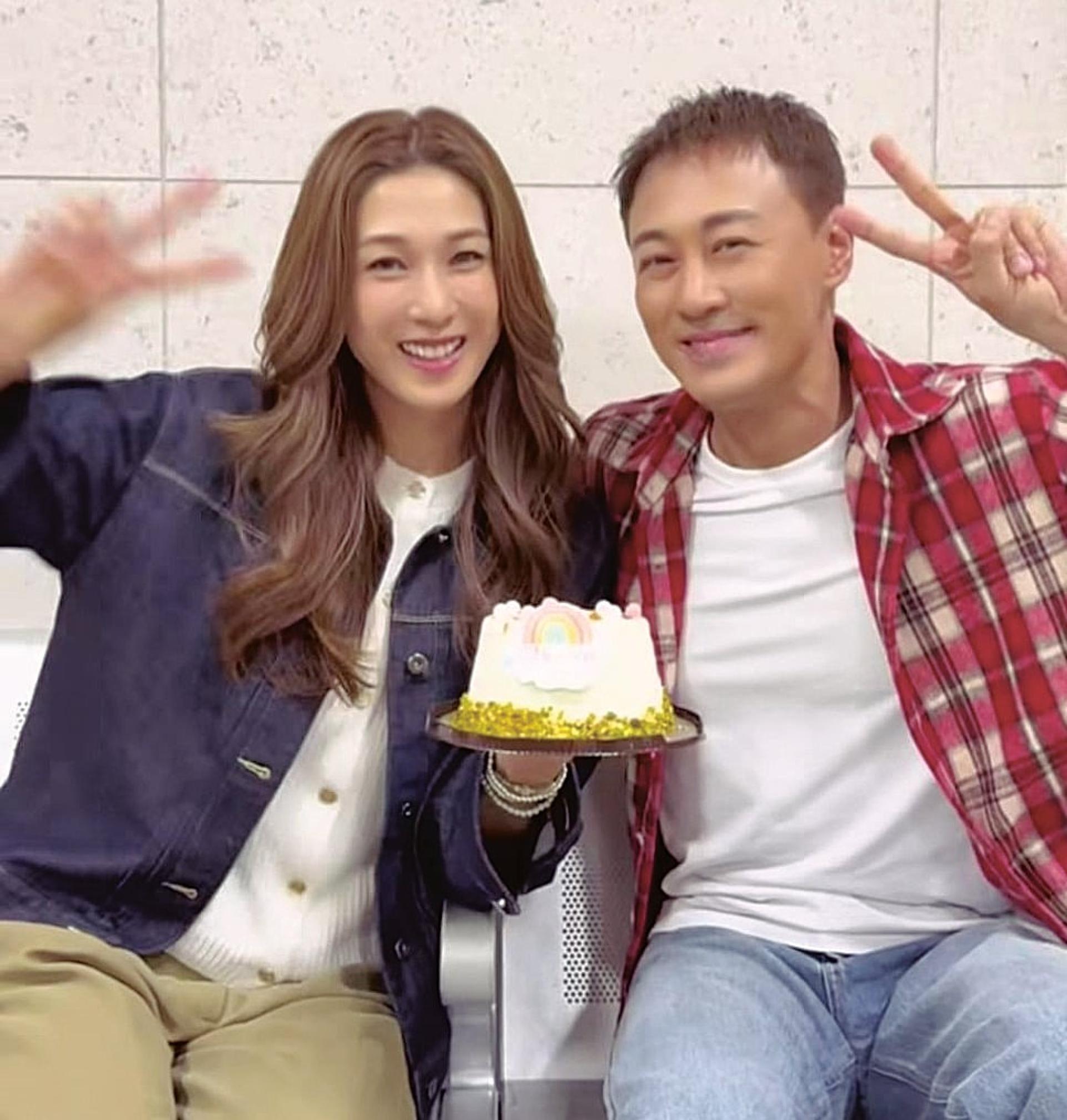 林峯送上蛋糕，令钟嘉欣甜入心坎。