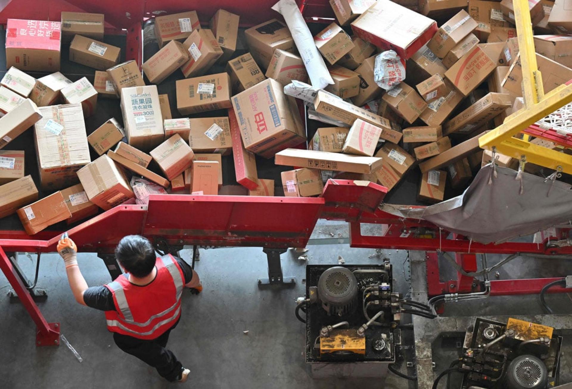 一名工人在京东仓库分拣包裹。