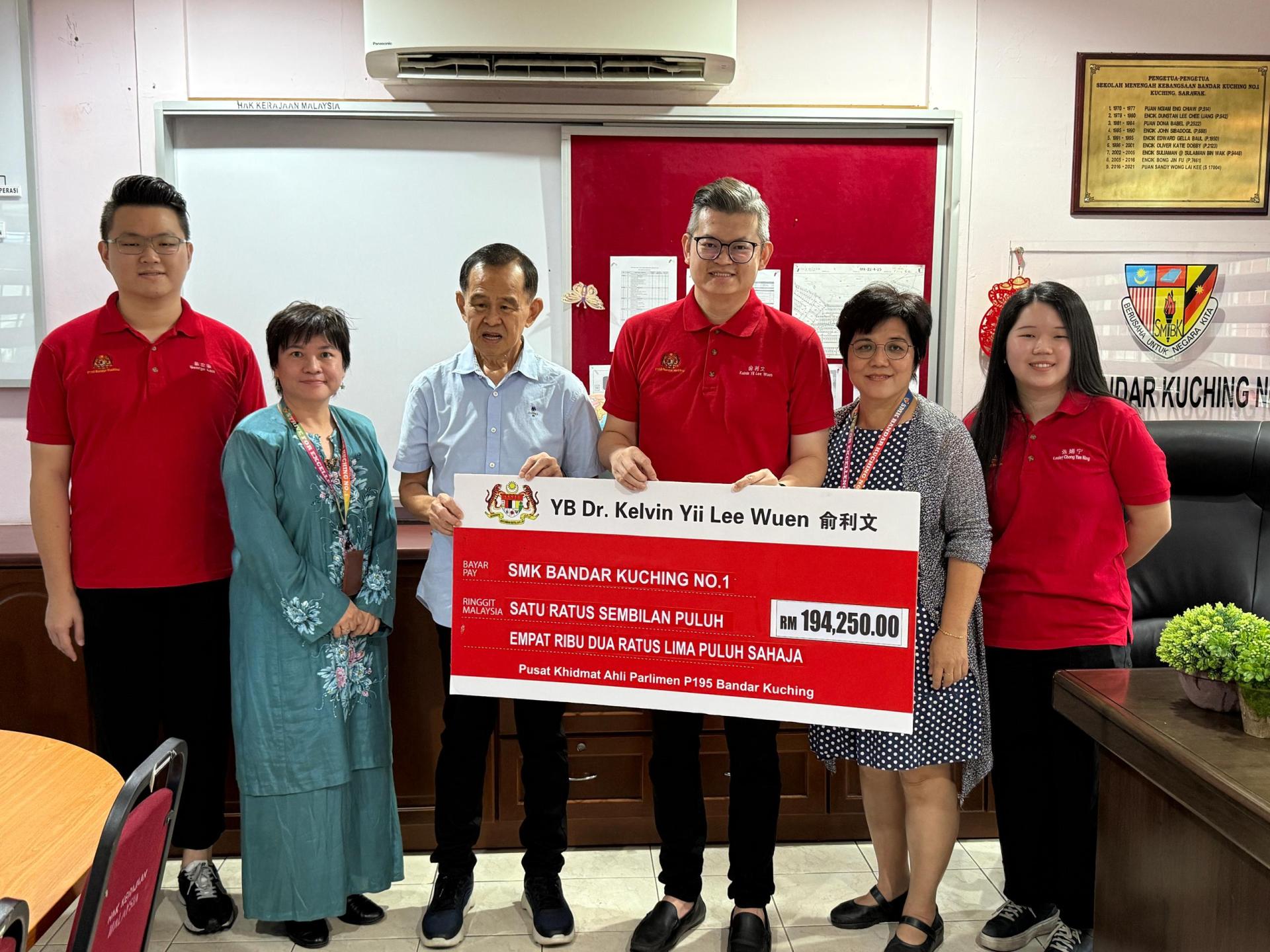 古晋市国会议员俞利文（右3）将其选区拨款移交予古晋市镇第一政中，用于学校安装智能课堂设施用途。