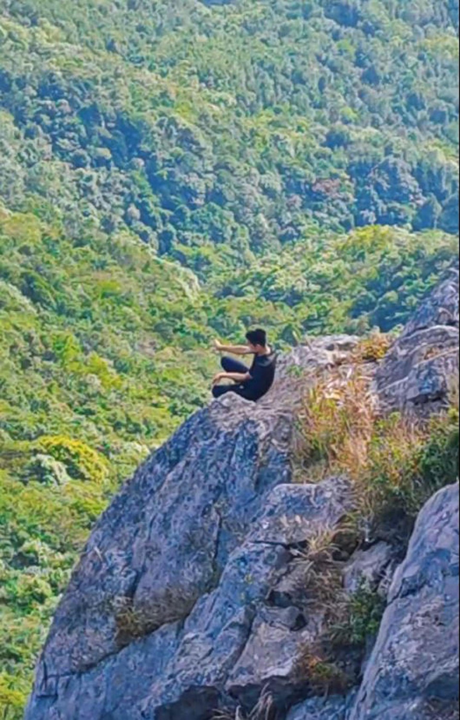 东莞有男子不顾危险在悬崖边“练功”，惹来批评。