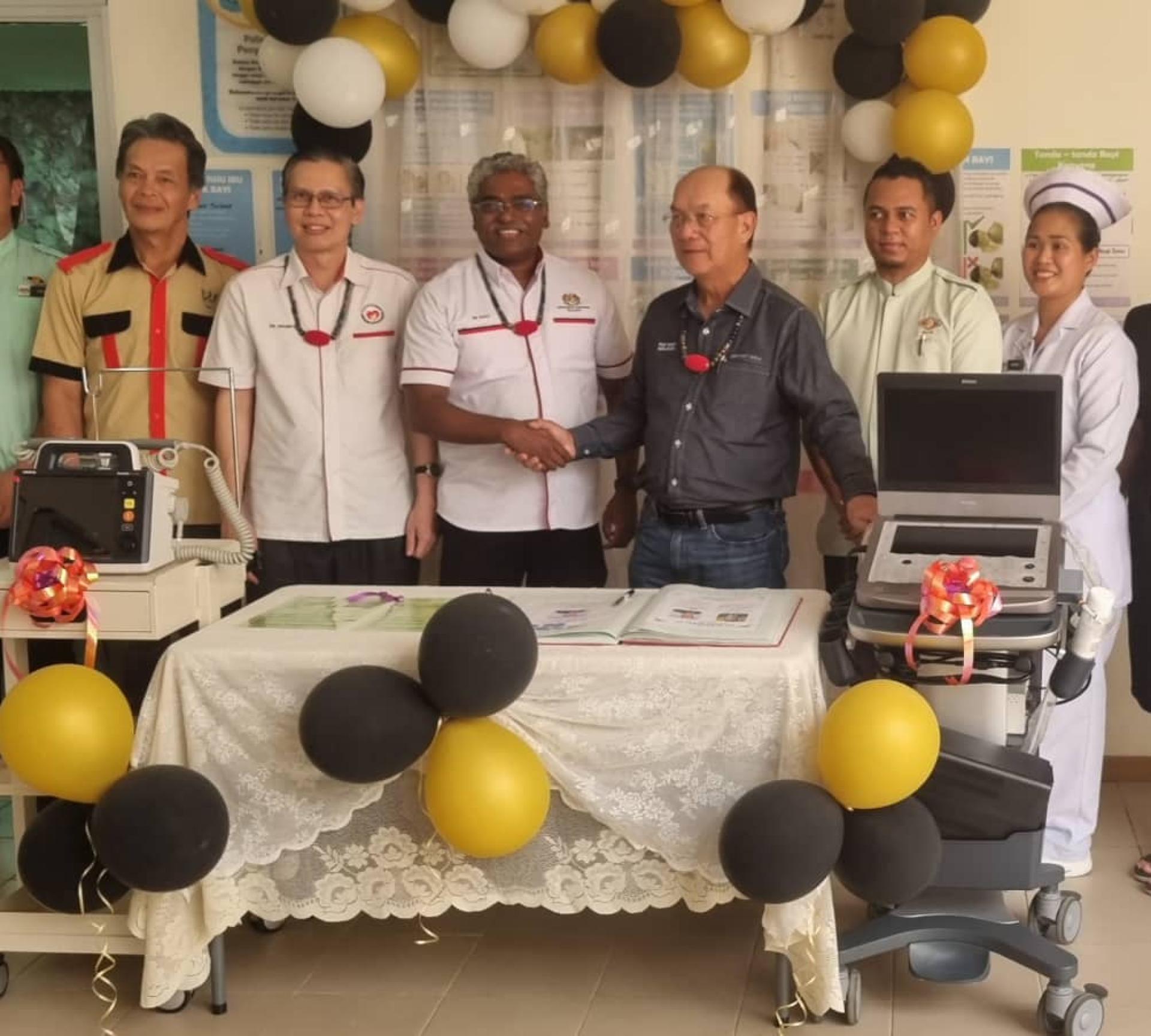 美里省卫生官拉维瓦曼医生（左3）及家庭专科主任莫里斯医生（左2）见证拿督格拉瓦嘉拉（右3）主持峇里奥卫生诊所医疗设备移交仪式。