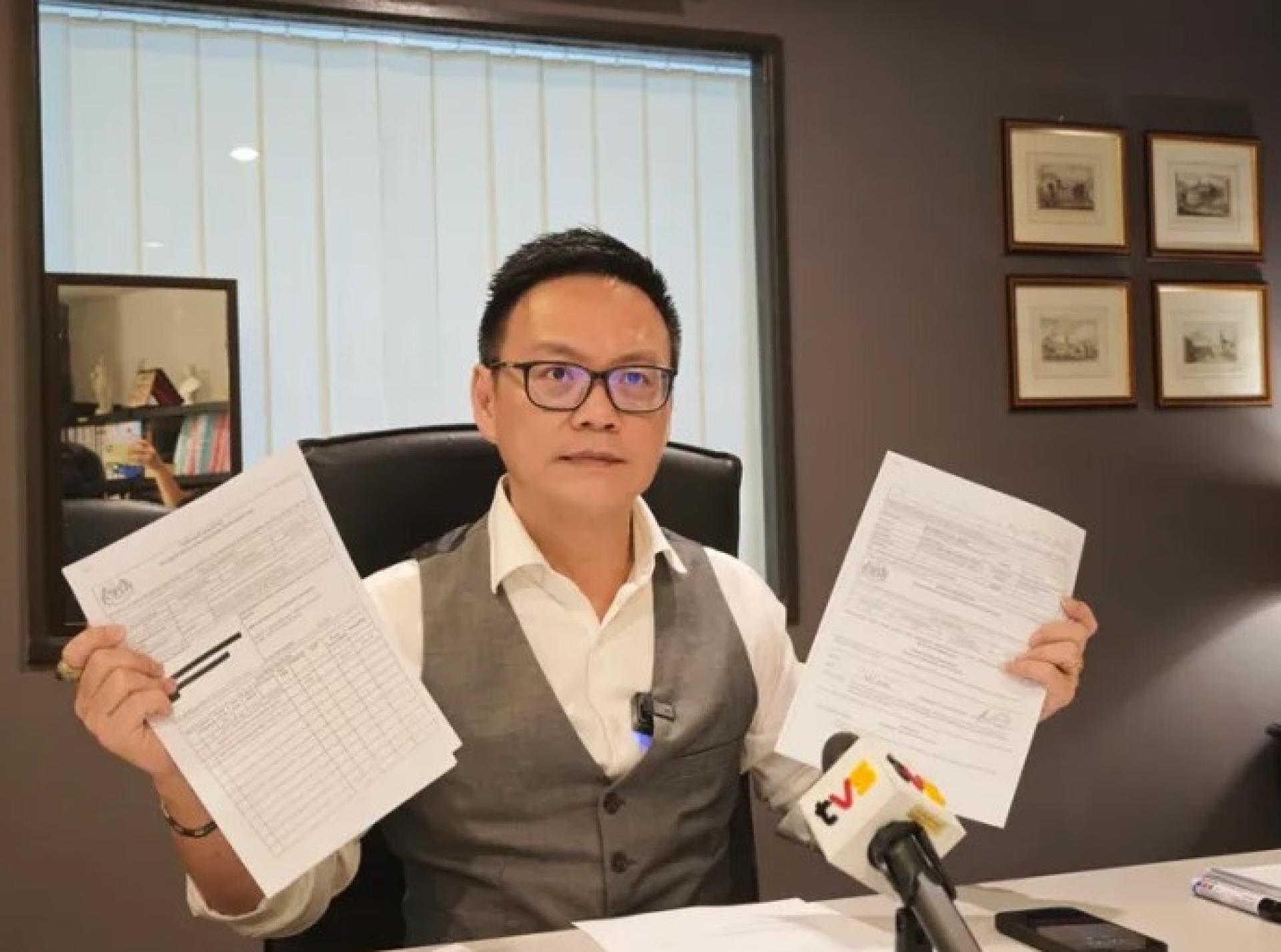 符祥威于2025年11月12日在其办公室召开记者会，展示冒充砂公共工程局的伪造采购订单。