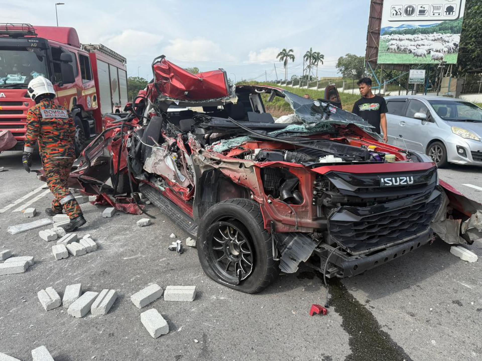 四驱车直撞罗里尾部，导致汽车严重损坏。