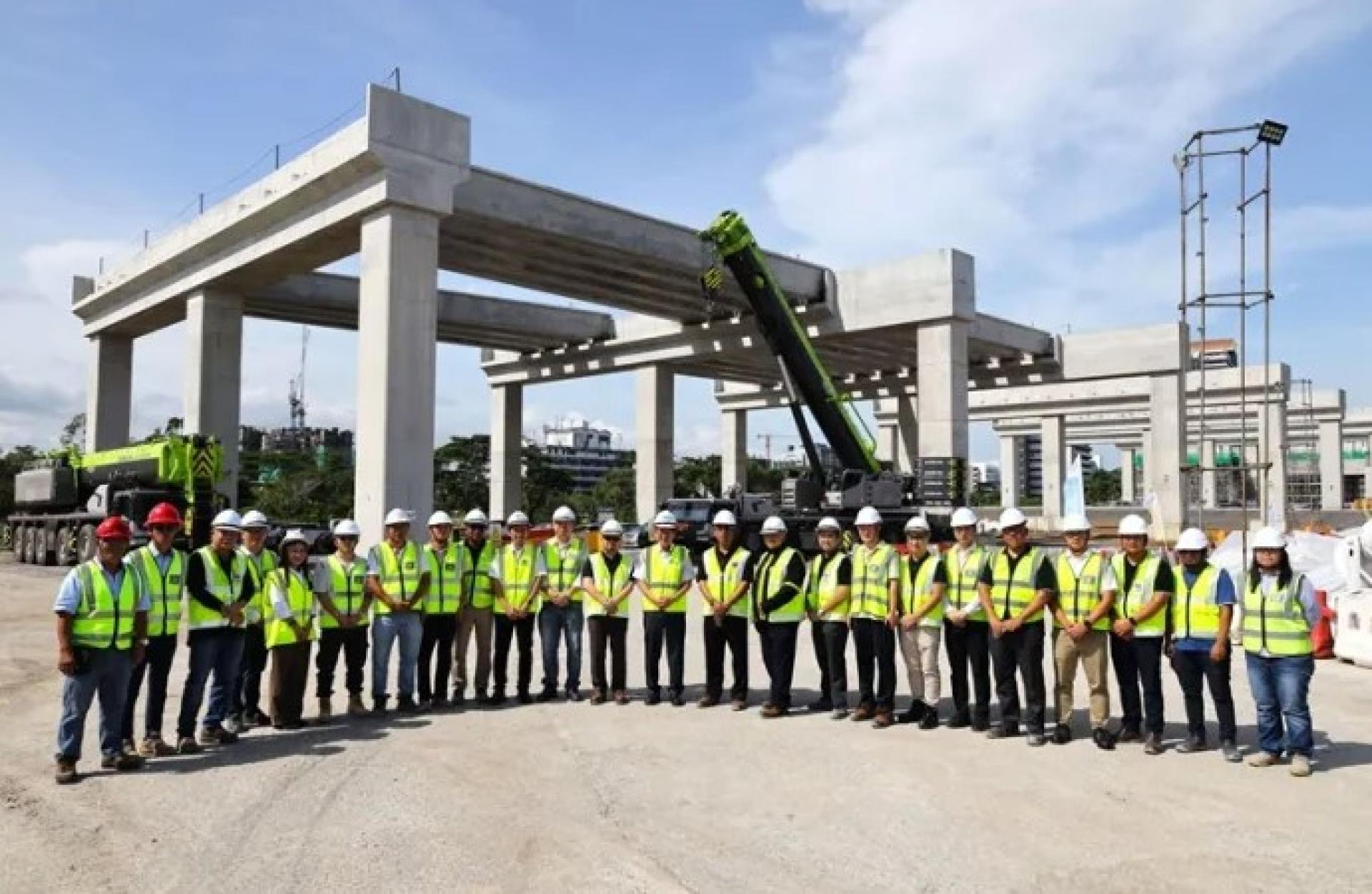 李景胜（右起第12位）于2025年11月12日，前往三角路ART换乘站（SR10）施工现场视察期间，与砂拉越地铁管理团队及承包商合影。