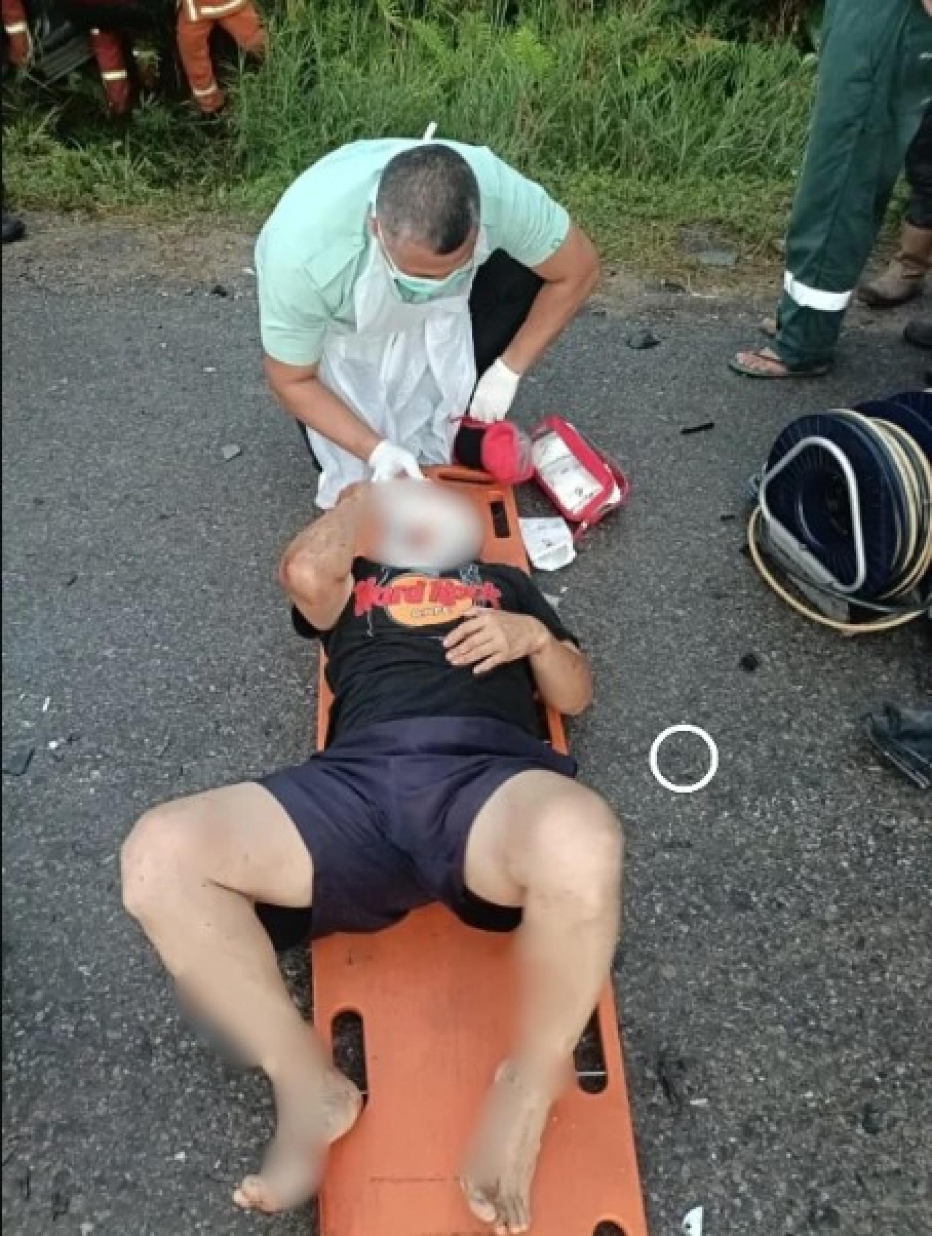 一名印尼男子在昨日下午于民都鲁—美里沿海公路沙玛拉珠壳牌油站前发生的车祸中丧命，另有三人受伤。