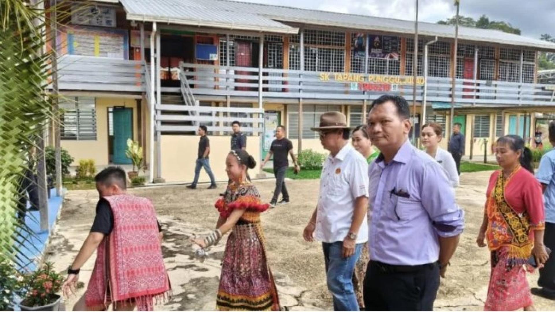 美銮区议员拿督罗兰杜亚抵达如楼达榜彭古国民学校学生感恩与毕业典礼现场时，受到热烈欢迎。（照片由美銮区服务中心提供）