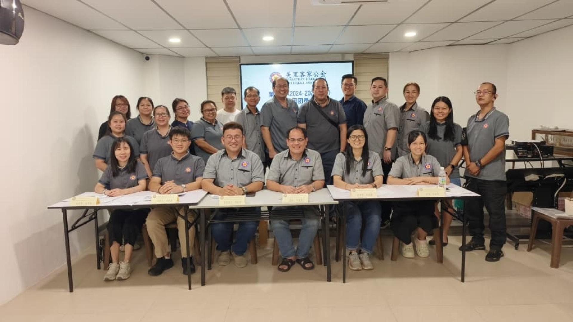 美里客家公会青年团第24届（2024至2025年度）团员大会全体与会者合影，坐者右起为财政刘  丽珠、前团长兼副团长刘丽君、团长杨万勇、署理团长陈政锖、副团长谢家洪及副秘书温巧缘。