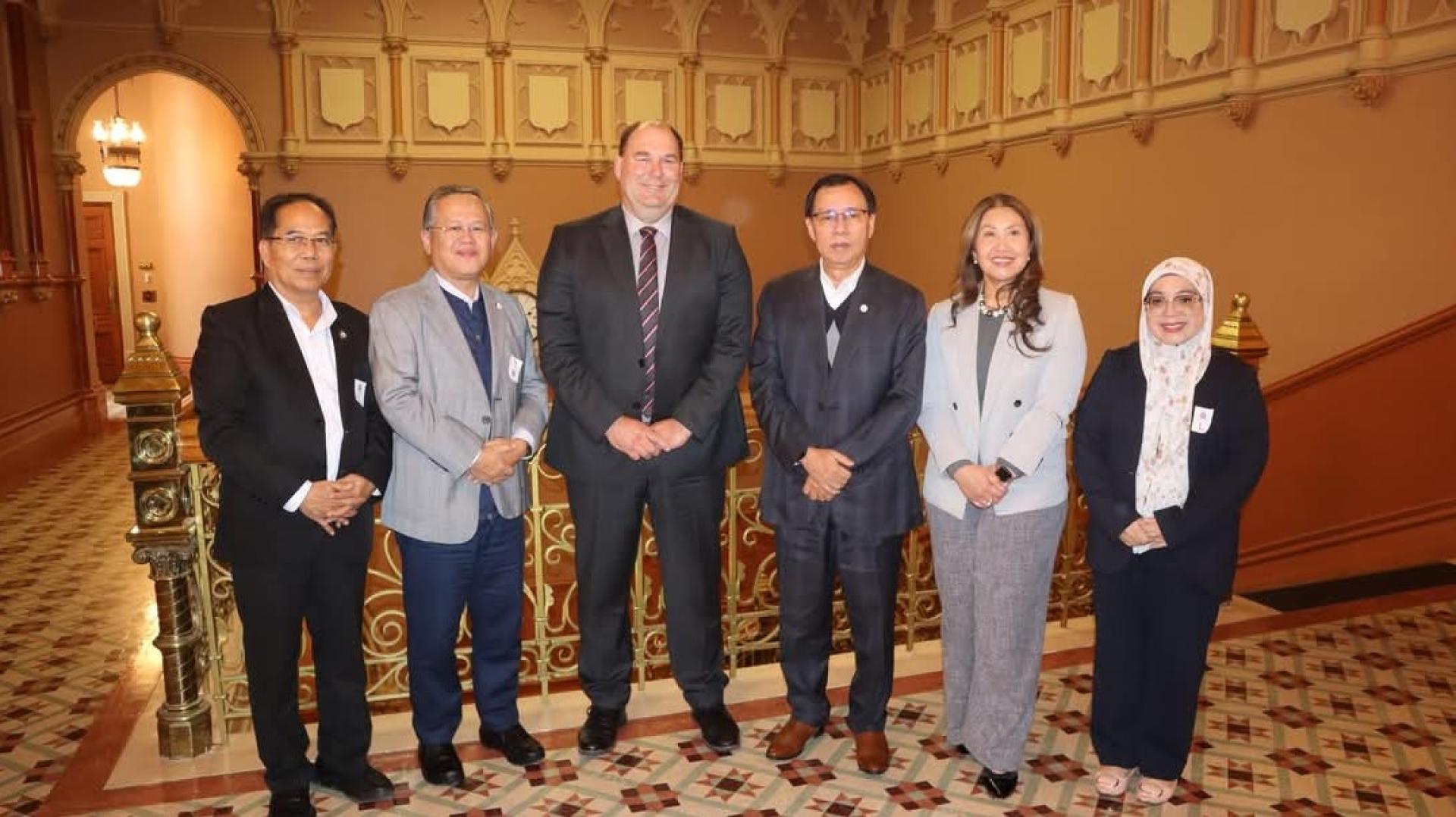 史蒂芬伦迪（右3）、副部长拿督马丁本（左2）与代表团成员在拜会纽西兰部长安德鲁霍加德（左3）时合影。