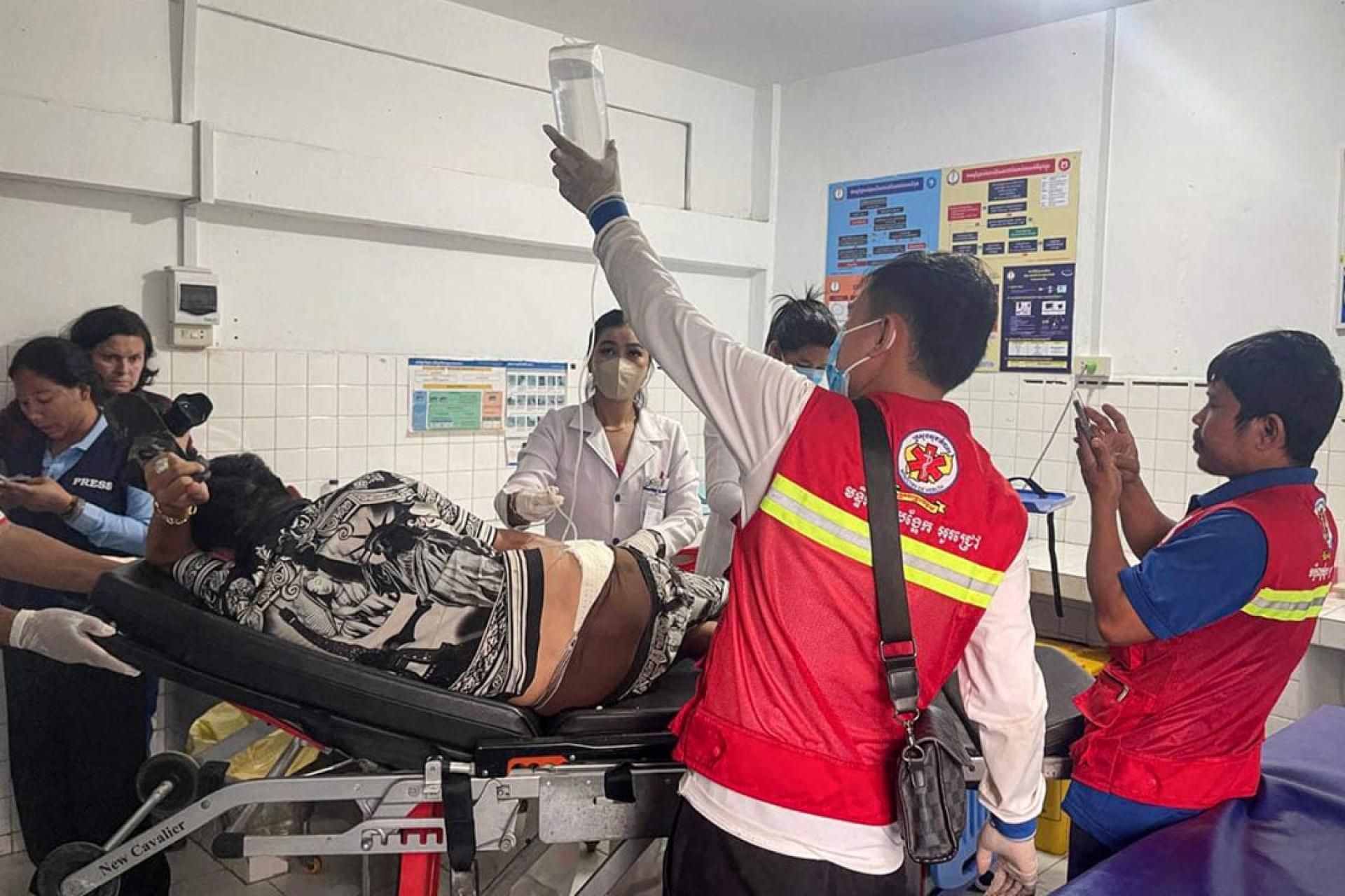 受伤柬埔寨民众急送院。
