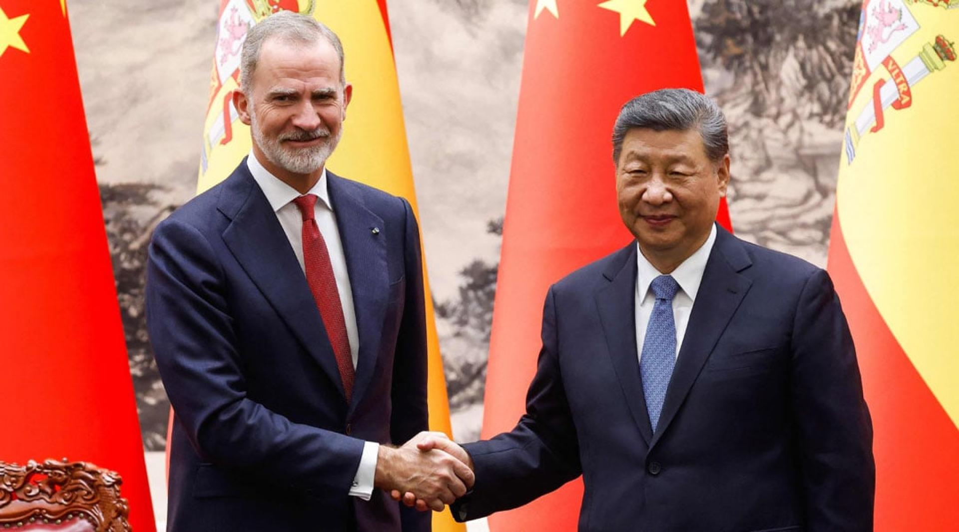 中国国家主席习近平（右）12日在北京人民大会堂，会见来华进行国事访问的西班牙国王费利佩6世（左）。