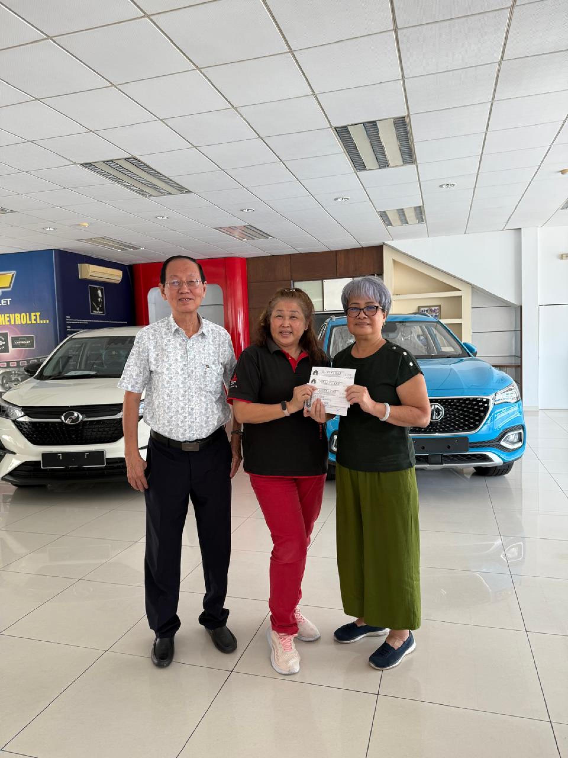 欧美妮移交捐款予沈秋香