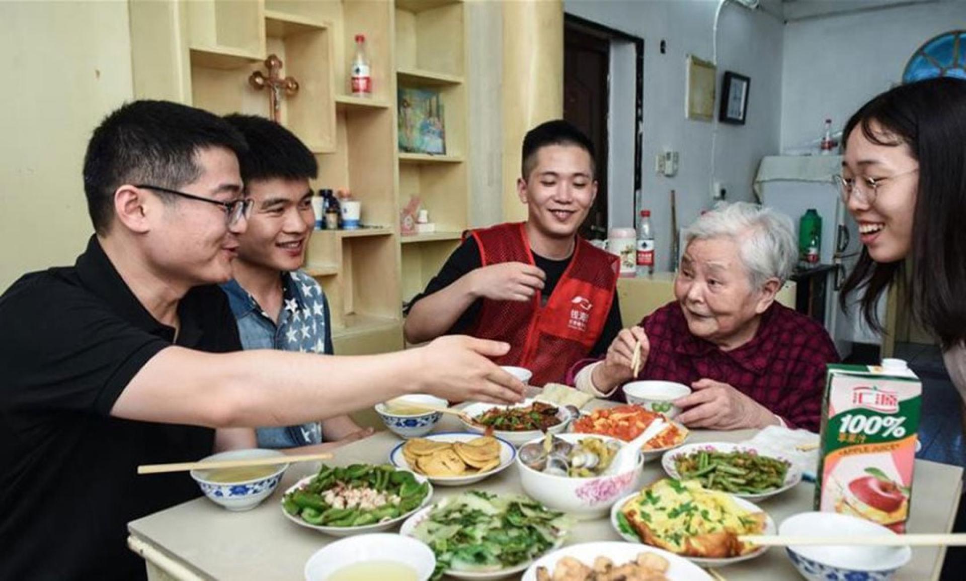中国人口老龄化、空巢老人问题日趋严重，为“外包儿女”创造市场空间。（图：新华社）